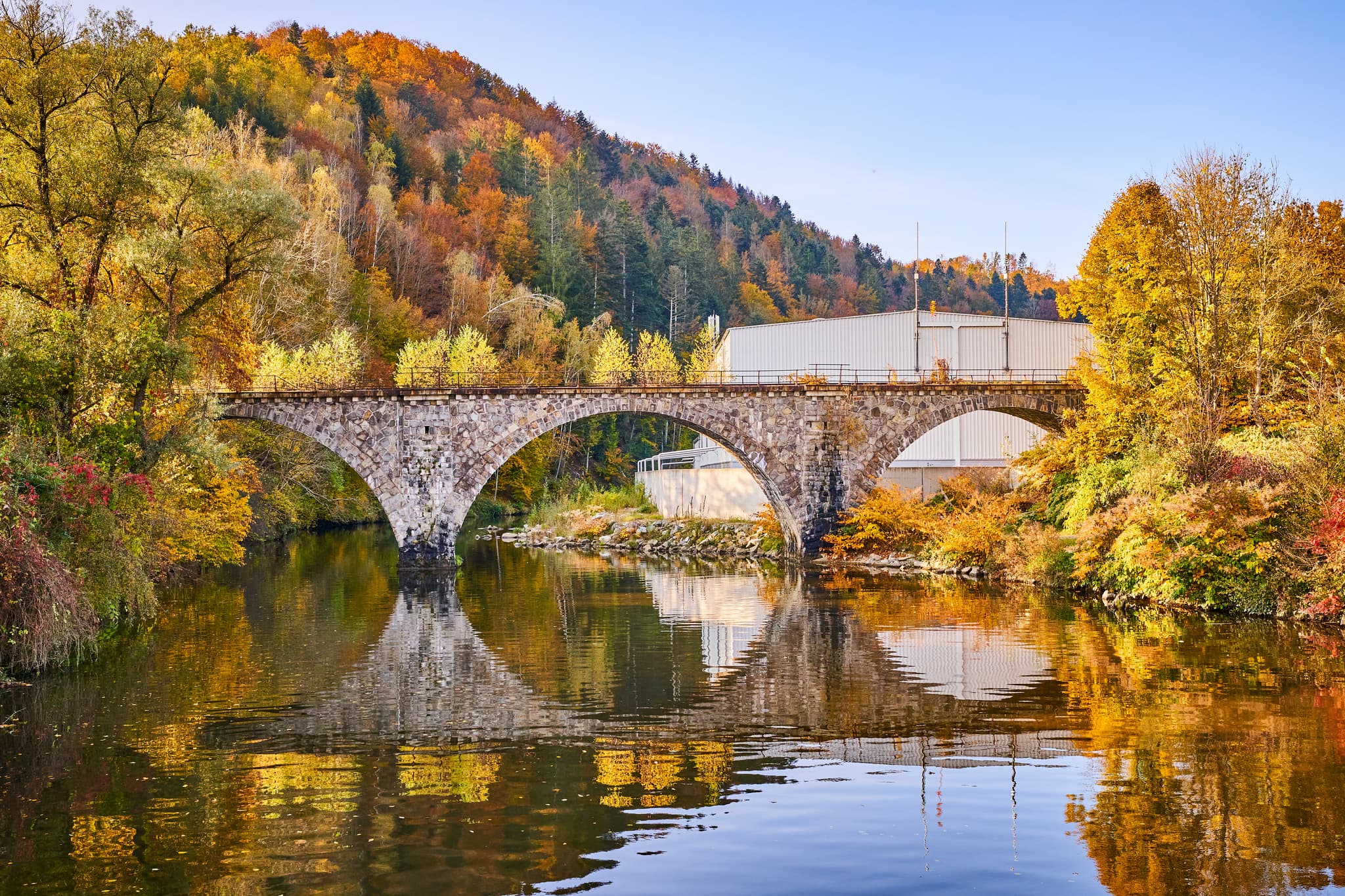 Historische alte Bahnbrücke Erlau, Passau, Niederbayern - Alte Bahnbrücke bei Erlau, Ortsteil Obernzell, Landkreis Passau, Niederbayern. Steinbrücke in herbstlicher Flusslandschaft Bayerischer Wald Deutschland.