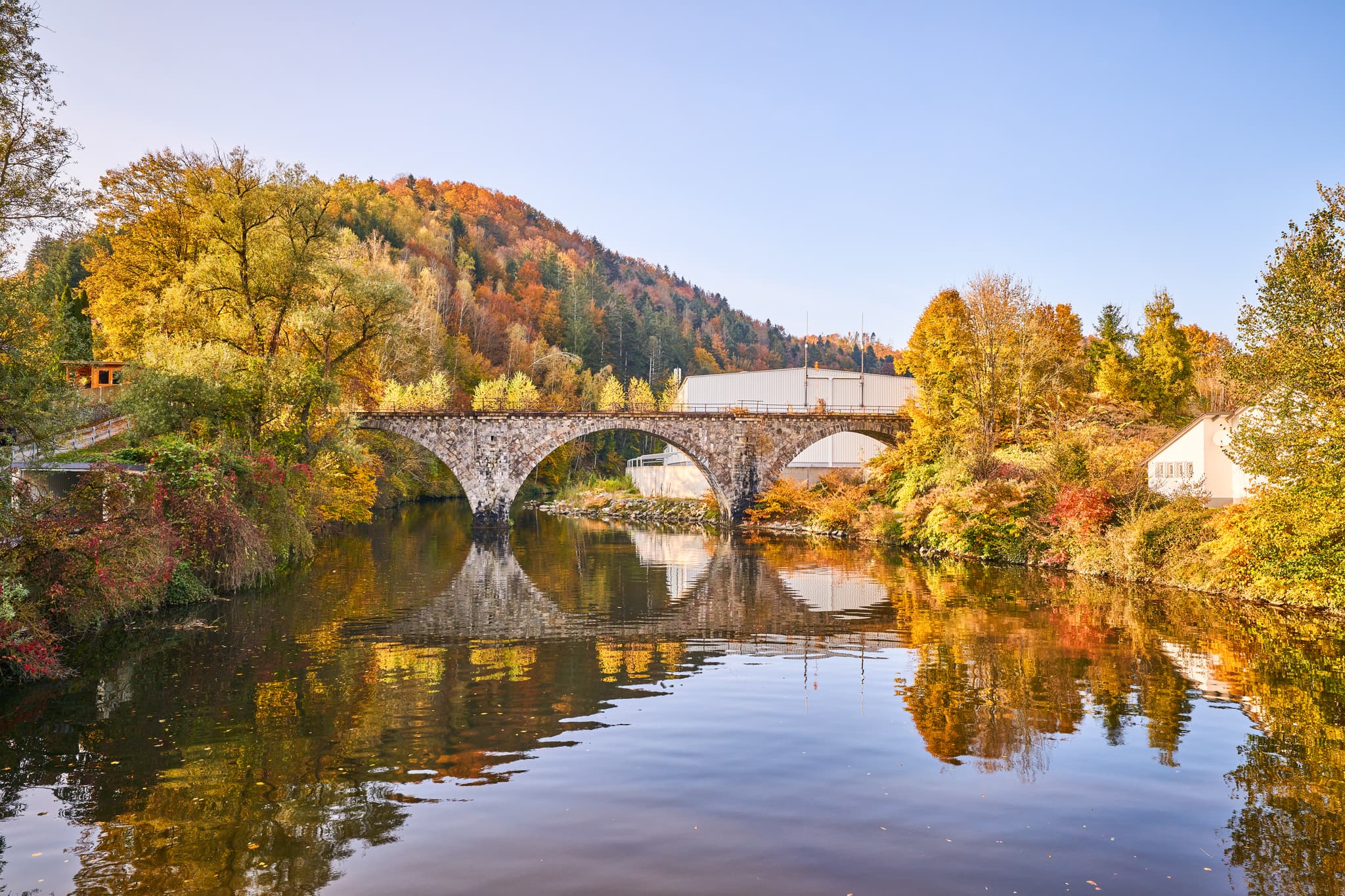 Historische alte Bahnbrücke Erlau, Passau, Niederbayern - Alte Bahnbrücke bei Erlau, Ortsteil Obernzell, Landkreis Passau, Niederbayern. Steinbrücke in herbstlicher Flusslandschaft Bayerischer Wald Deutschland.