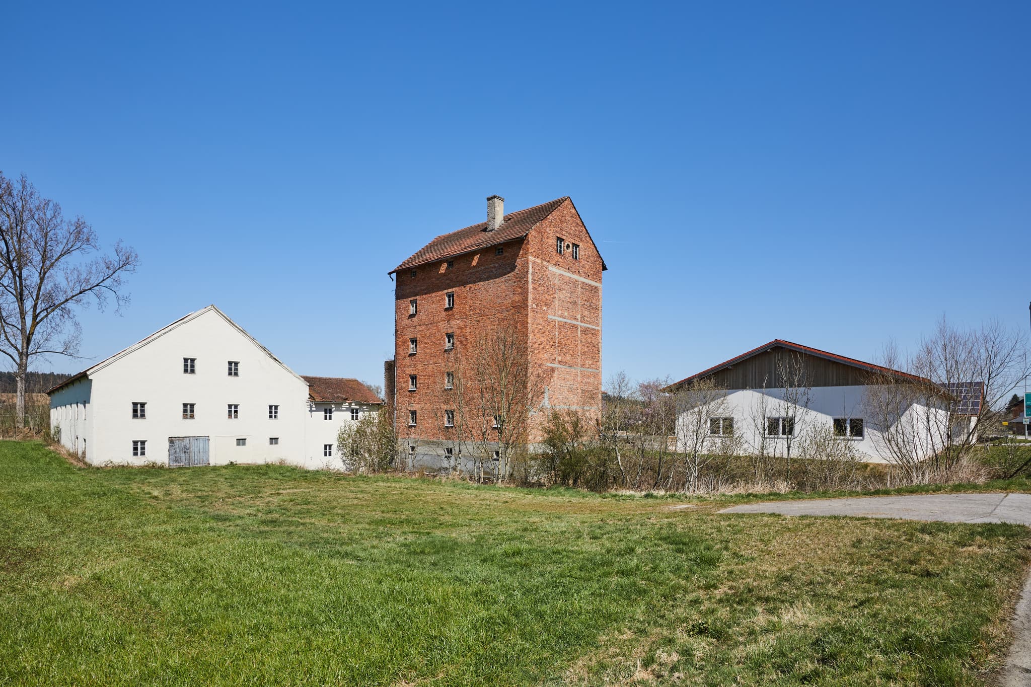 Historische Backstein Mühle, Ort, Rottal-Inn, Niederbayern - Backsteinmühle mit Nebengebäuden in ländlicher Umgebung bei Ort, Unterdietfurt. Landkreis Rottal-Inn, Niederbayern, Deutschland, im Holzland gelegen.
