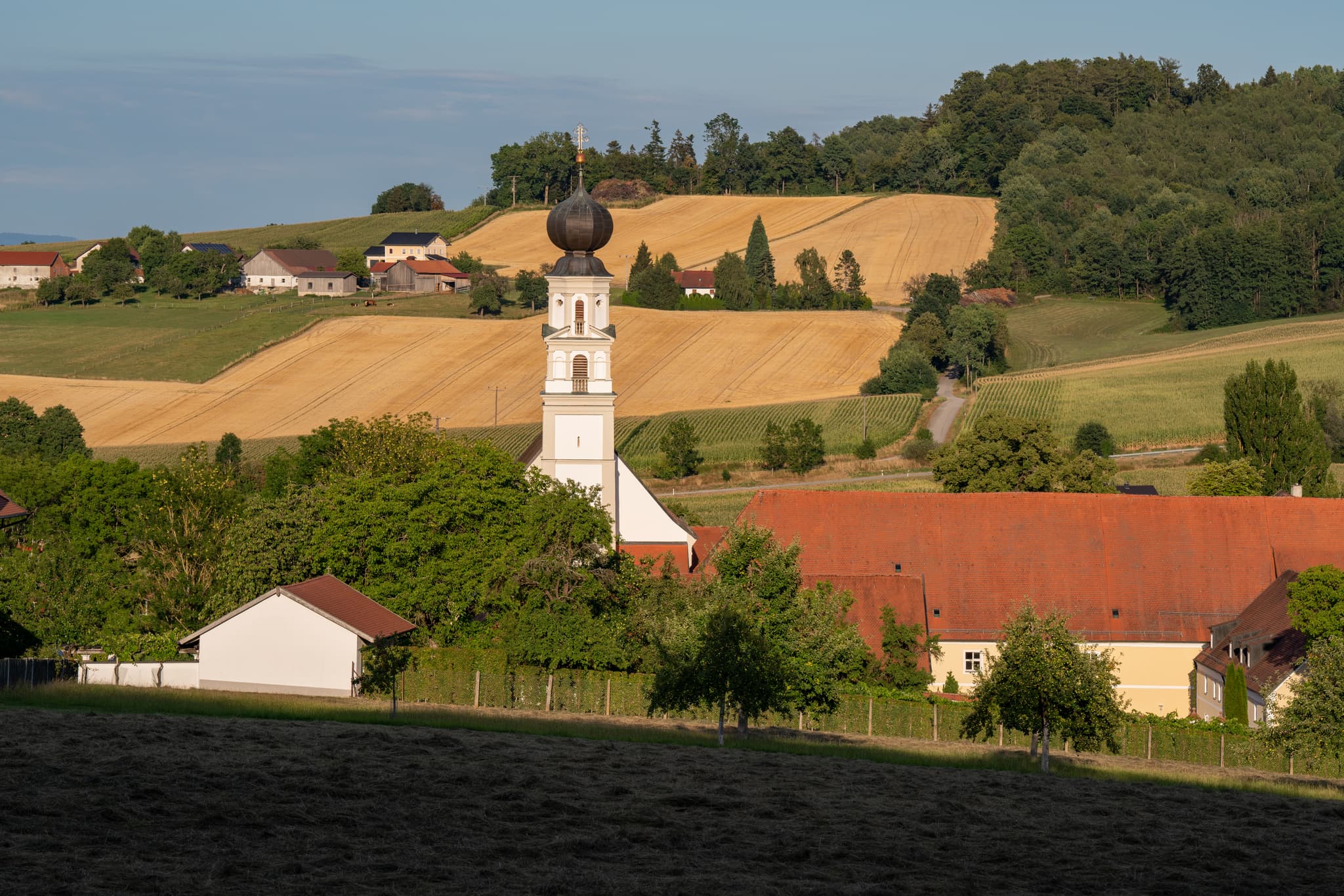 Hl. Dreifaltigkeit, Bad Griesbach, Passau - Landschaft mit Kirche Hl. Dreifaltigkeit bei Bad Griesbach im Landkreis Passau, Niederbayern, Region Donau-Wald, Deutschland.