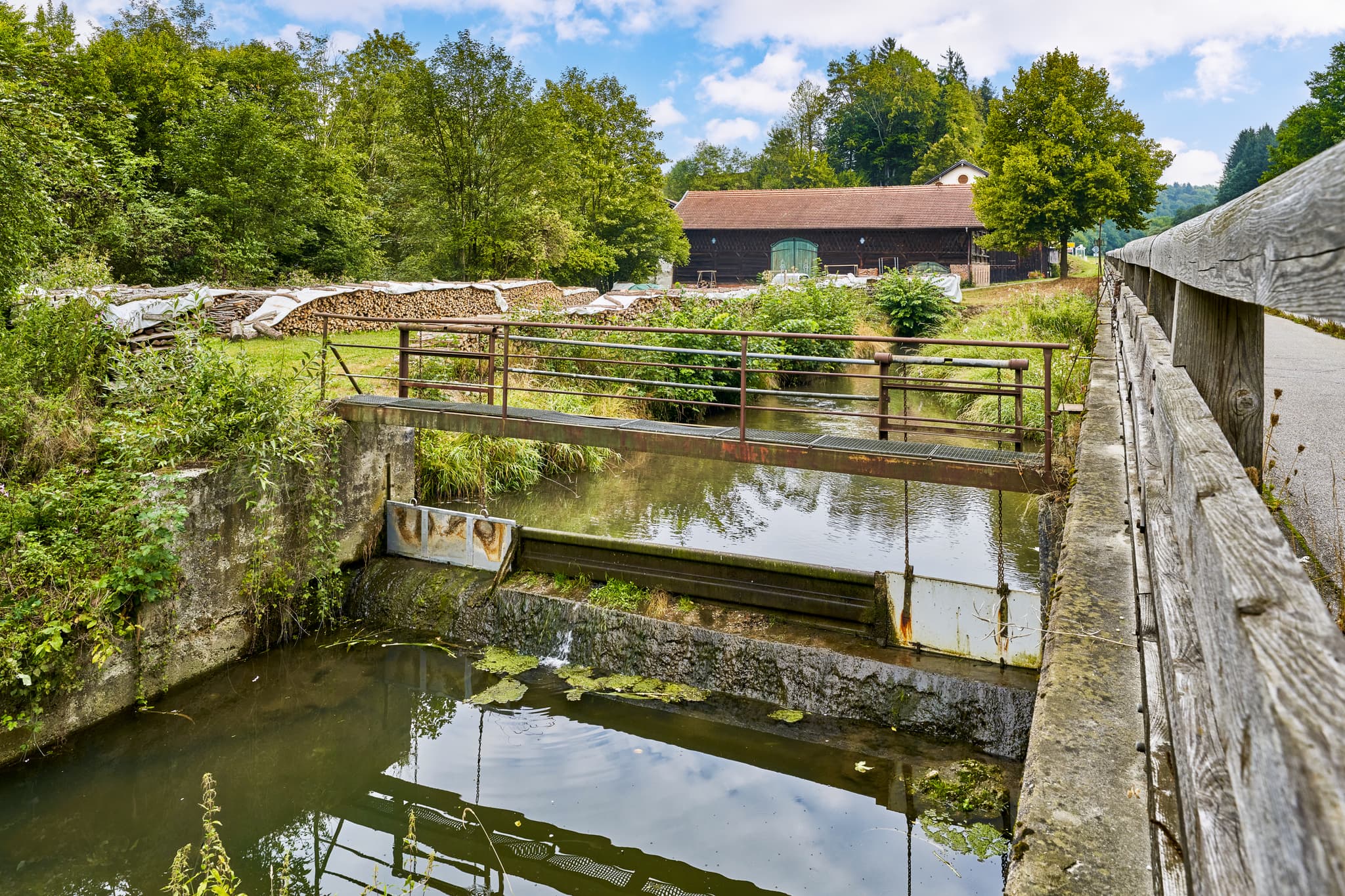 Hochmühle Reischachbach, Reischach, Altötting, Inn-Salzach - Stauanlage am Reischachbach bei Hochmühle in Reischach, Landkreis Altötting, Oberbayern, Inn-Salzach, die Stauanlage dient zur Regulierung des Wasserflusses.
