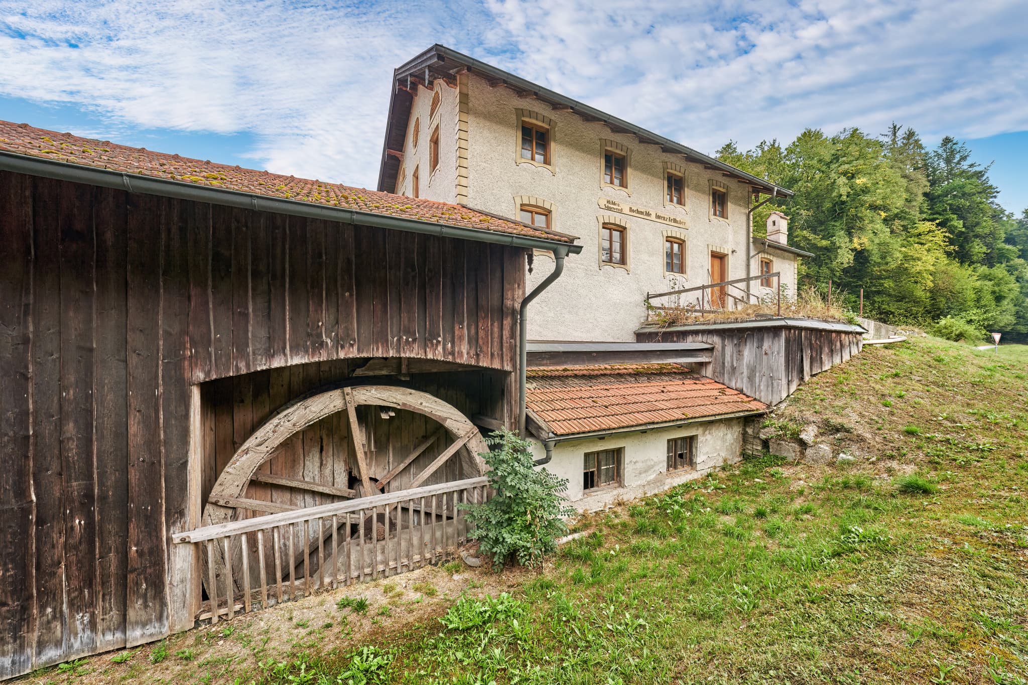 Hochmühle Reischachbach, Reischach, Altötting, Inn-Salzach - Hochmühle am Reischachbach im Landkreis Altötting, Oberbayern, Region Inn-Salzach, eindrucksvolles Wasserrad und ein altes Mühlenhaus.