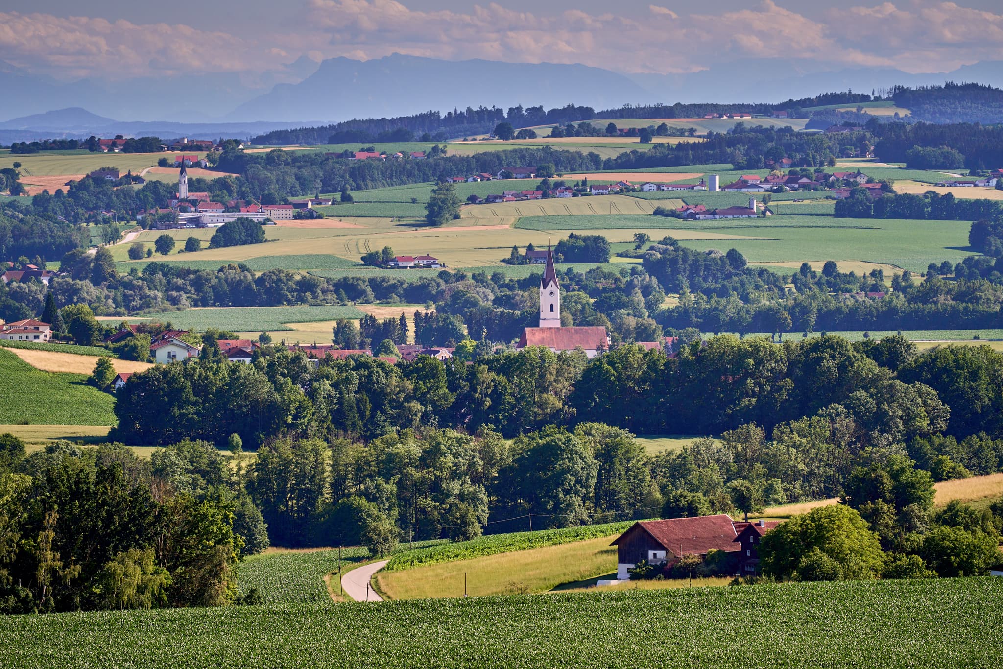 Hölzlmaier Aussicht Karpfham, Bad Griesbach, Bäderdreieck - Landschaftsblick von der Hölzlmaier Aussicht bei Bad Griesbach im Landkreis Passau, Niederbayern. Ein Panoramablick über die weite Bäderdreieck-Region