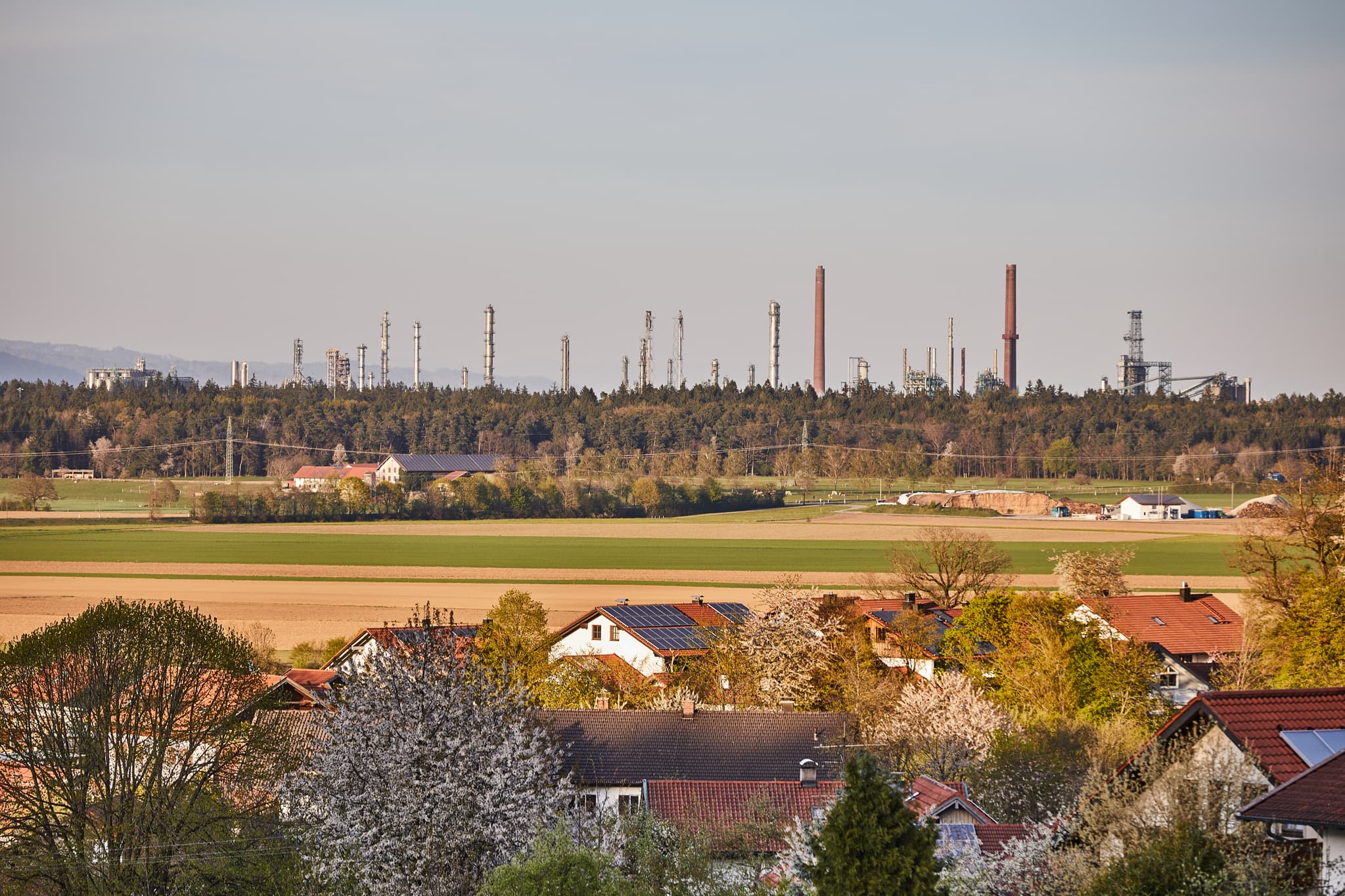 Hörndlweg, Mehring: Blick auf Borealis OMV, Altötting - Blick vom Hörndlweg in Mehring, Altötting, Oberbayern, Deutschland. Landschaft mit Feldern, Wohngebäuden, Industrie Borealis OMV in Inn-Salzach.