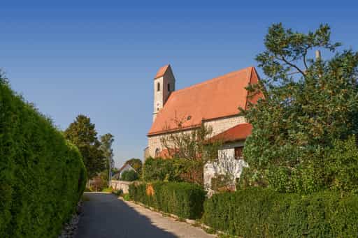 Hohenwart Kirche unter blauem Himmel, Altötting, Oberbayern