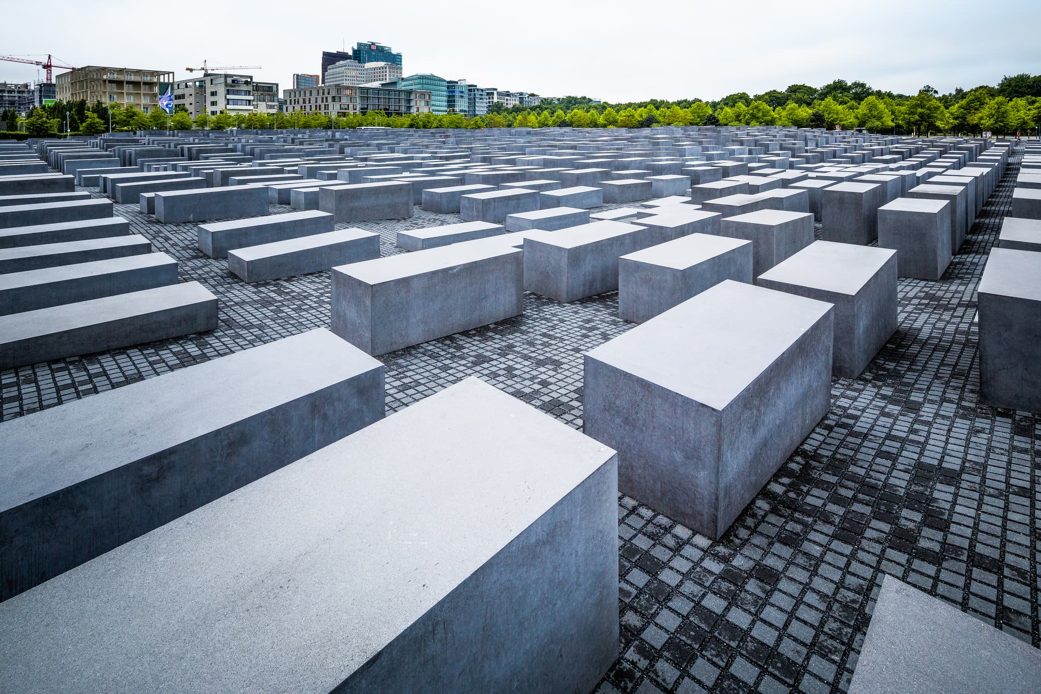 Hollocaustmahnmal in Berlin: Denkmal für Europas Juden - Das Hollocaustmahnmal, ein bedeutendes Denkmal, befindet sich im Stadtraum Berlin, Hauptstadt und Bundesland Deutschlands. Es ehrt die Opfer des Holocaust.