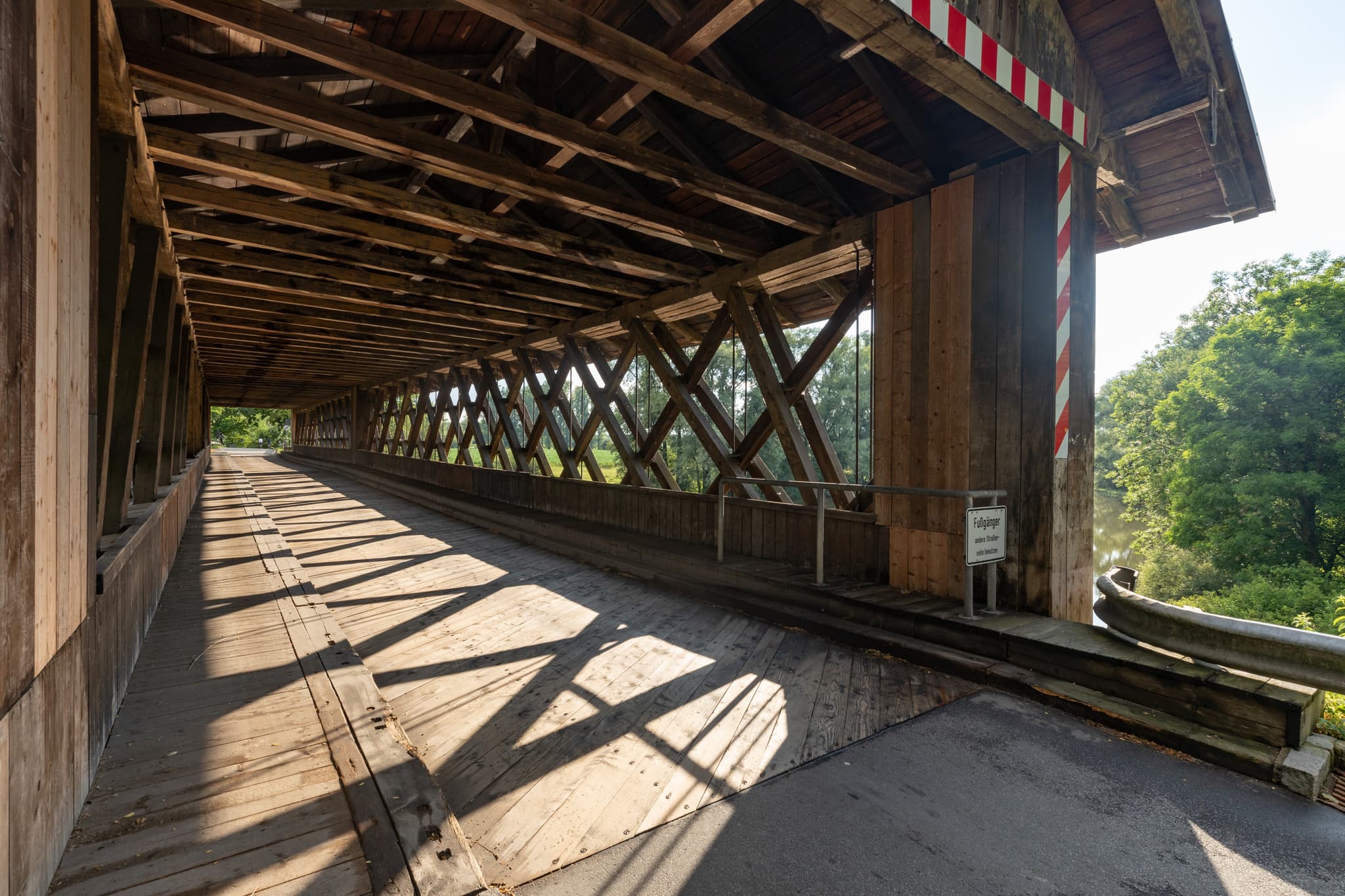 Holzbrücke Rottbrücke, Mittich, Passau, Niederbayern - Holzbrücke über die Rott in Mittich, Neuhaus am Inn im Landkreis Passau, Niederbayern. Eine charakteristische Holzkonstruktion im Bayerischen Wald, Deutschland.