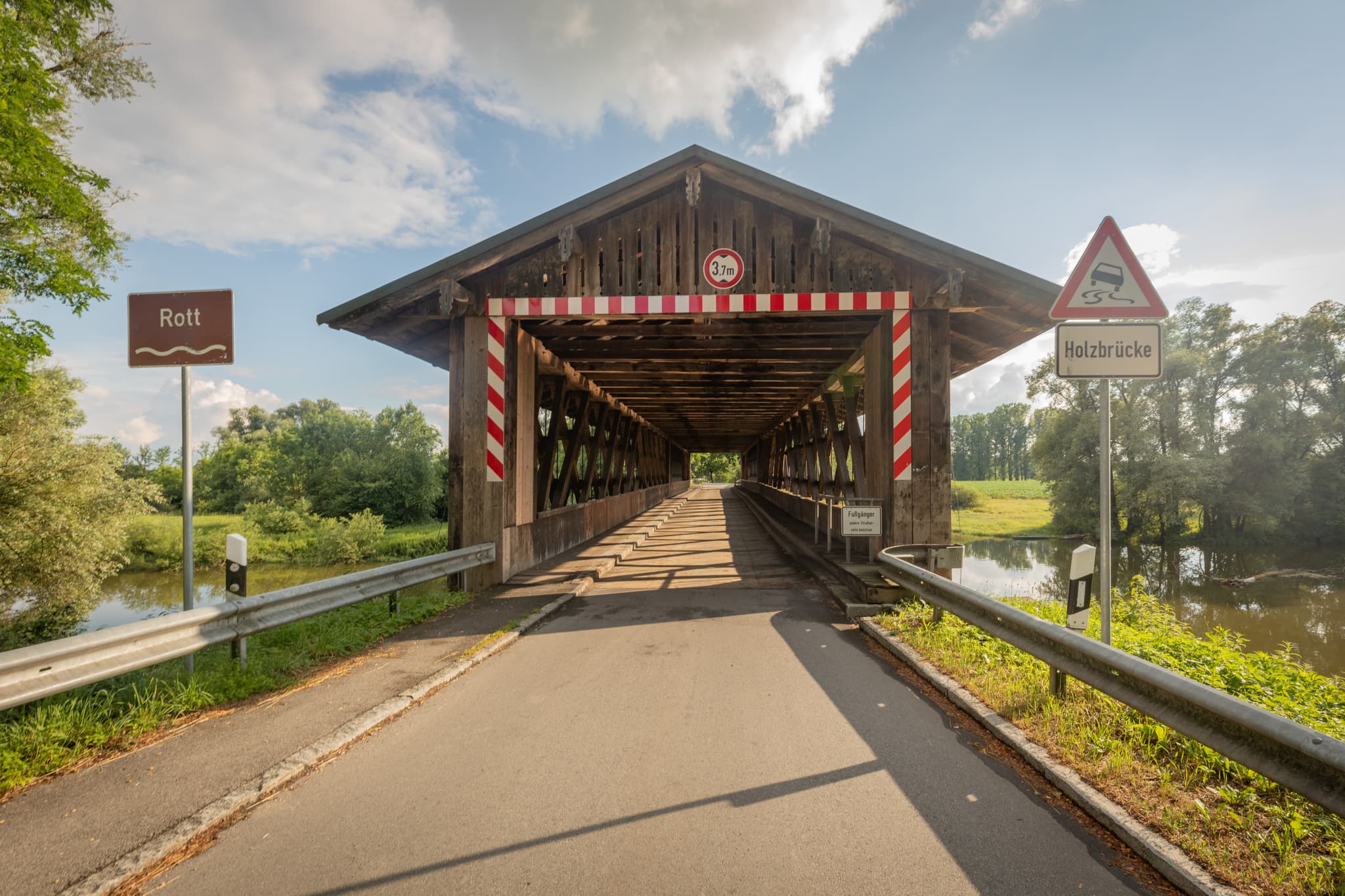 Holzbrücke Rottbrücke, Mittich, Passau, Niederbayern - Holzbrücke Rottbrücke in Mittich, Neuhaus am Inn, Landkreis Passau, Niederbayern. Die überdachte Brücke prägt die Landschaft im Donau-Wald, Deutschland.