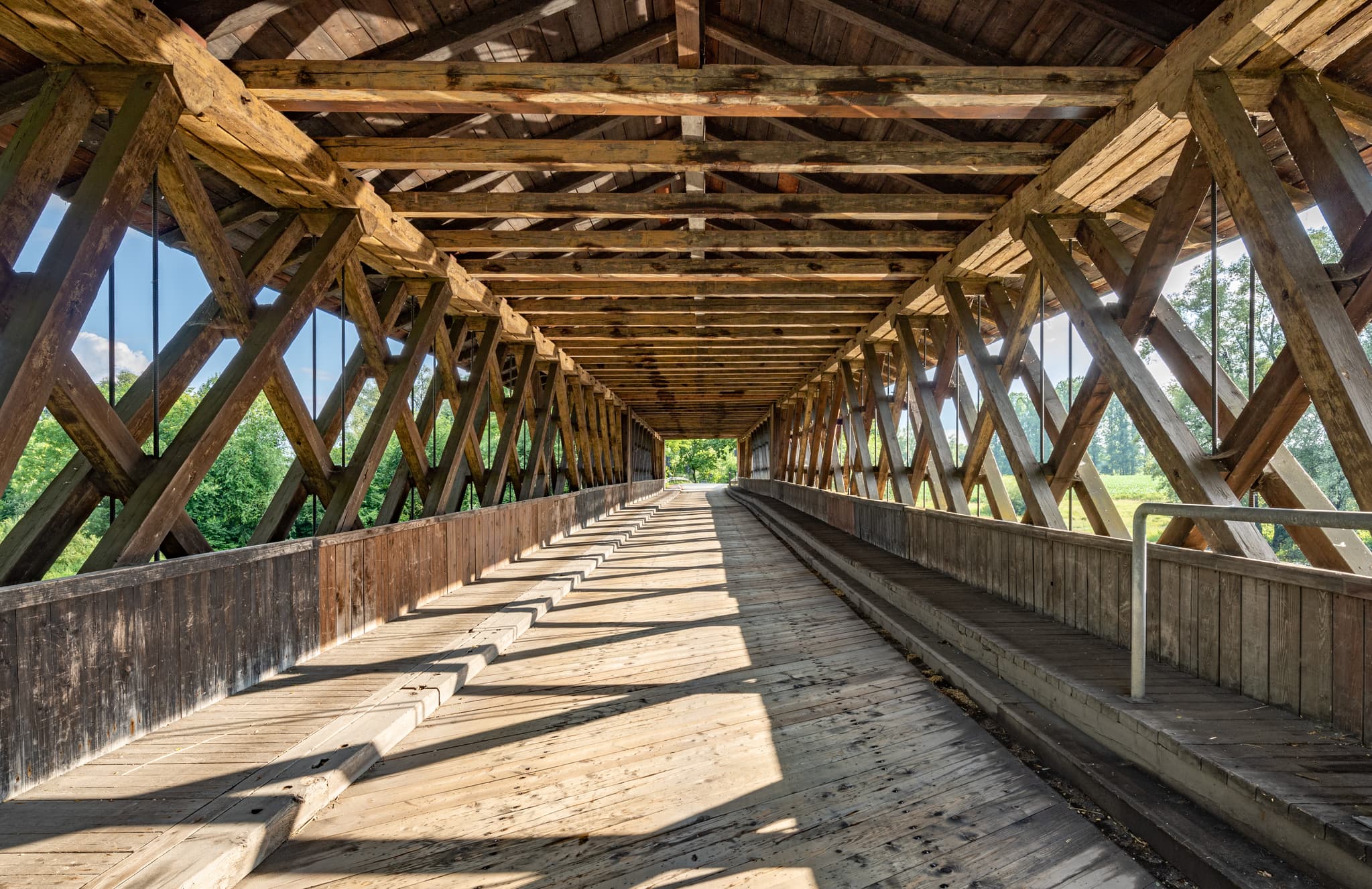 Holzbrücke Rottbrücke, Mittich, Passau, Niederbayern - Blick zur Holzbrücke Rottbrücke in Mittich, Neuhaus am Inn, Landkreis Passau. Prägnante Holzkonstruktion im Donau-Wald, Niederbayern, Deutschland.