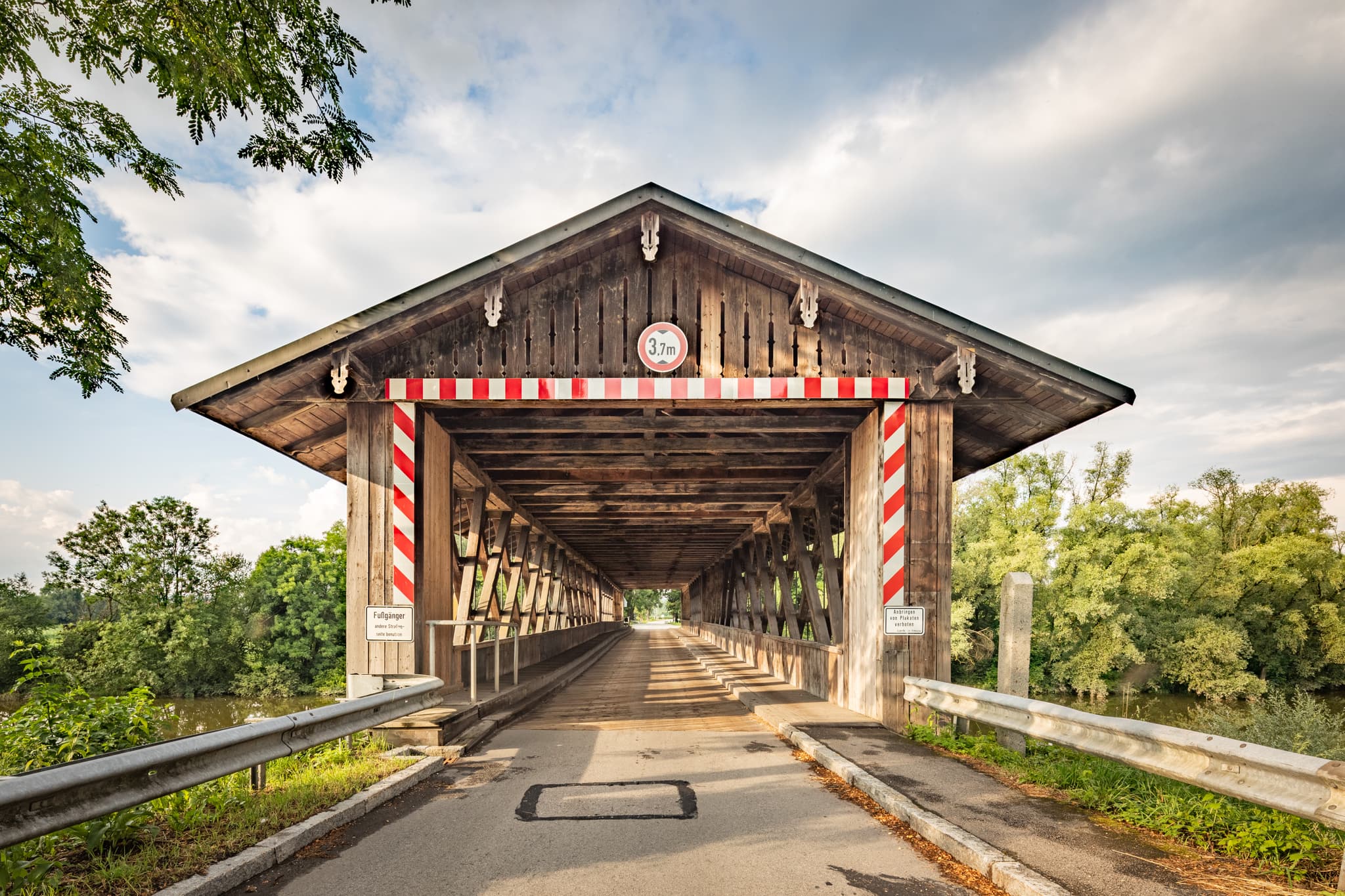 Holzbrücke Rottbrücke, Mittich, Passau, Niederbayern - Holzbrücke Rottbrücke in Mittich, Gemeinde Neuhaus am Inn, Landkreis Passau. Dieses Bauwerk prägt die Landschaft im Donau-Wald in Niederbayern, Deutschland.