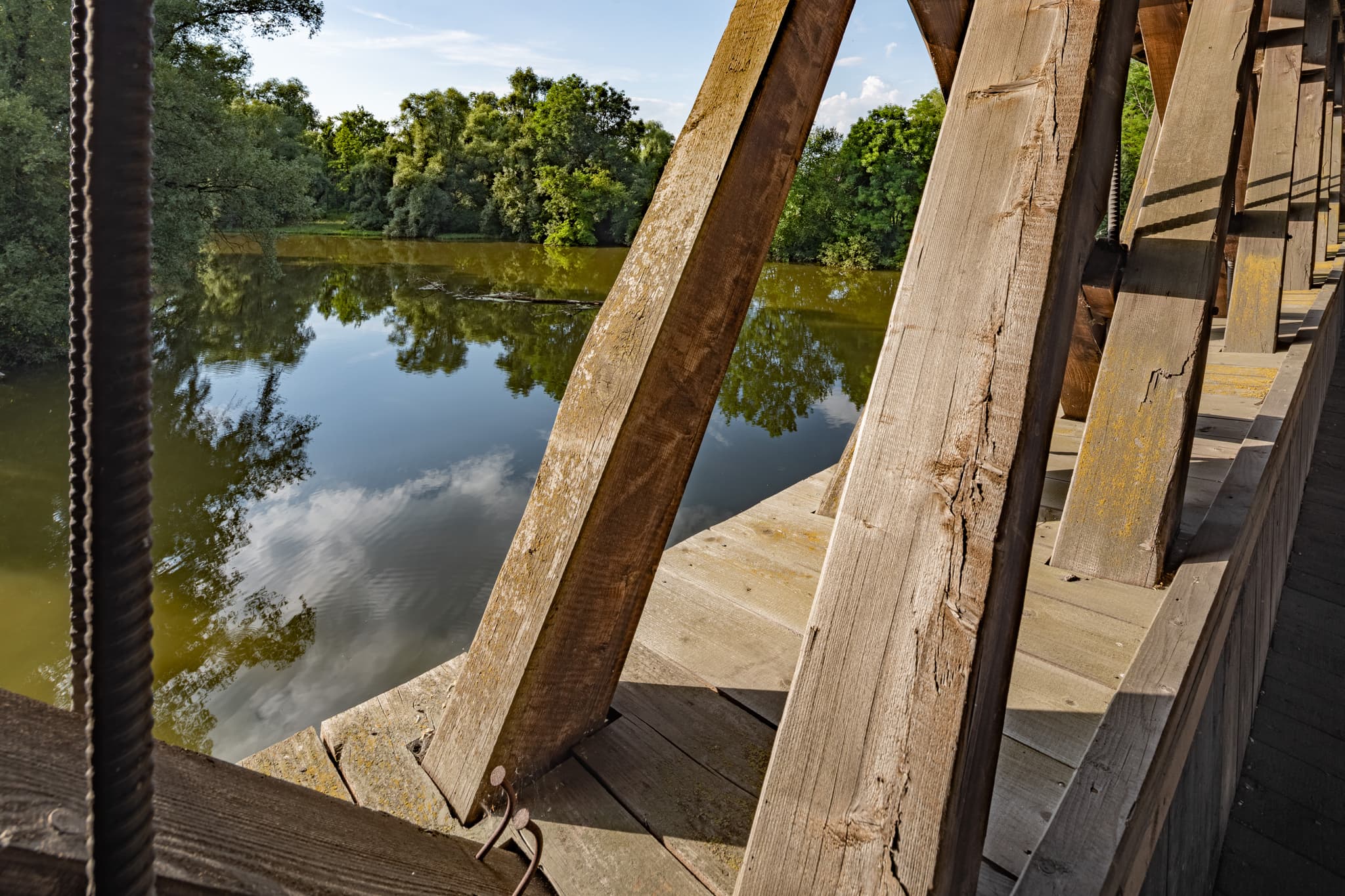 Holzbrücke Rottbrücke, Neuhaus am Inn, Landkreis Passau - Detailansicht der historischen Holzbrücke Rottbrücke in Neuhaus am Inn, Landkreis Passau, Niederbayern, Deutschland. Idyllische Flusslandschaft.