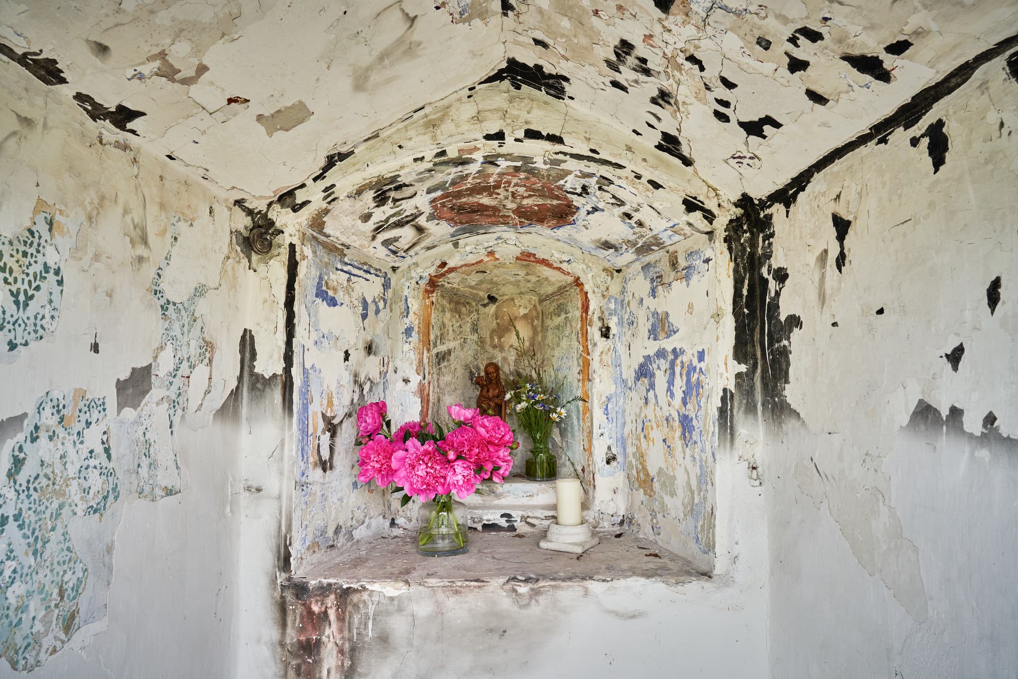 Höresham Weg Kapelle Bildstock, Burgkirchen, AÖ, Oberbayern - Historischer Bildstock am Höresham Weg, Burgkirchen, Altötting, Oberbayern. Verwitterte Nische mit Figur und Blumen. Kulturelles Zeugnis der Inn-Salzach-Region.