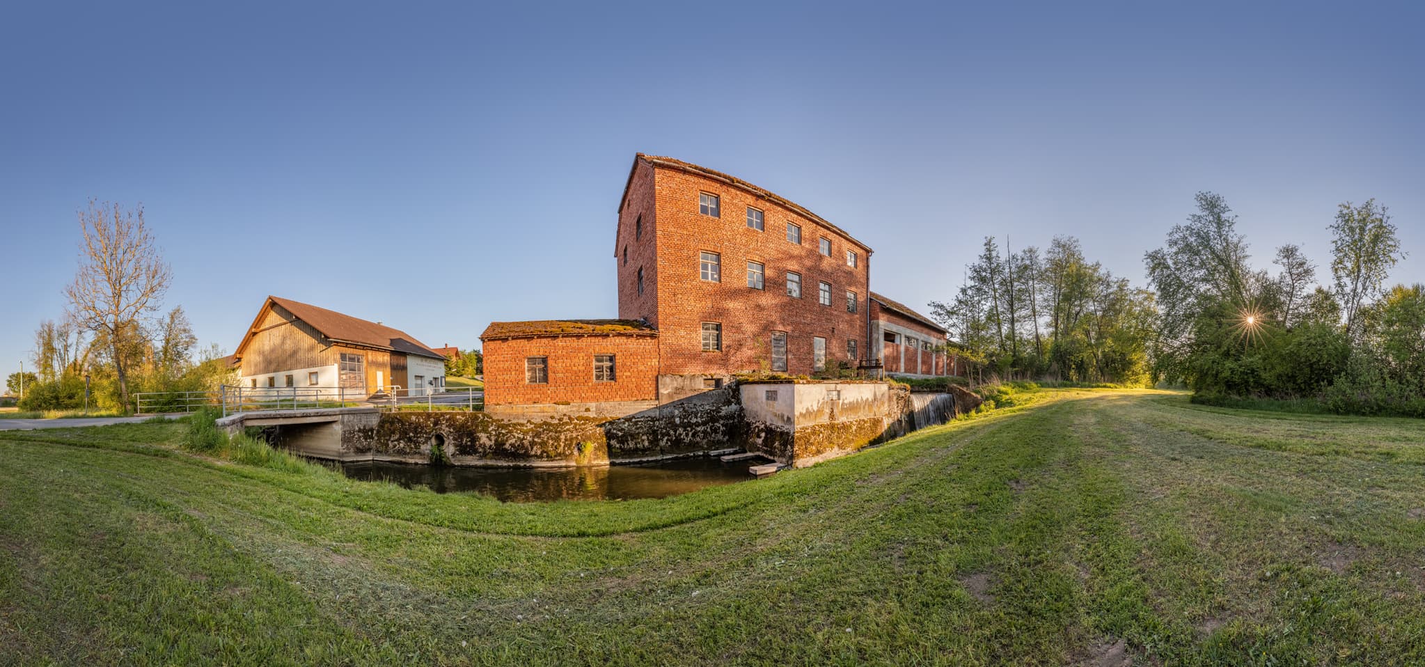 Hubermühle Gera, Fraundorf: Historische Wassermühle - Die Hubermühle Gera in Fraundorf, Mitterskirchen, Landkreis Rottal-Inn, Deutschland. Ein historisches Bauwerk an einem malerischen Flusslauf.