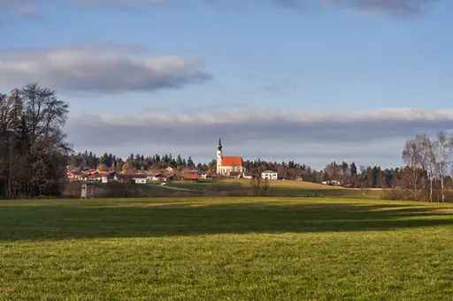 Idyllische Landschaft mit Dorfkirche Asten, Tittmoning