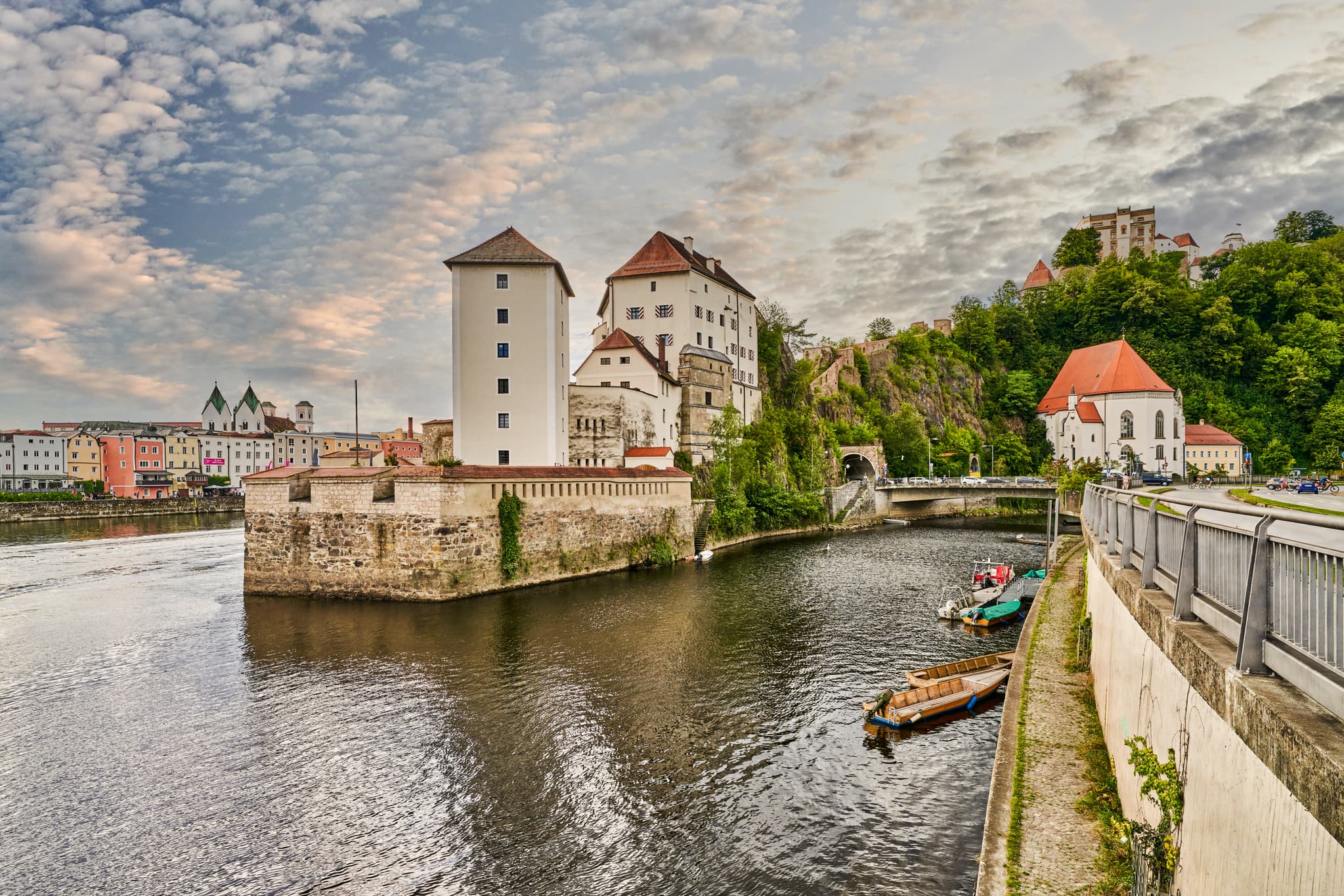 Ilz­mündung Passau: Niederbayern, Bayerischer Wald - Atemberaubende Aussicht auf die Ilzmündung in Passau, Niederbayern, Deutschland. Historische Gebäude und die malerische Landschaft des Bayerischen Waldes.