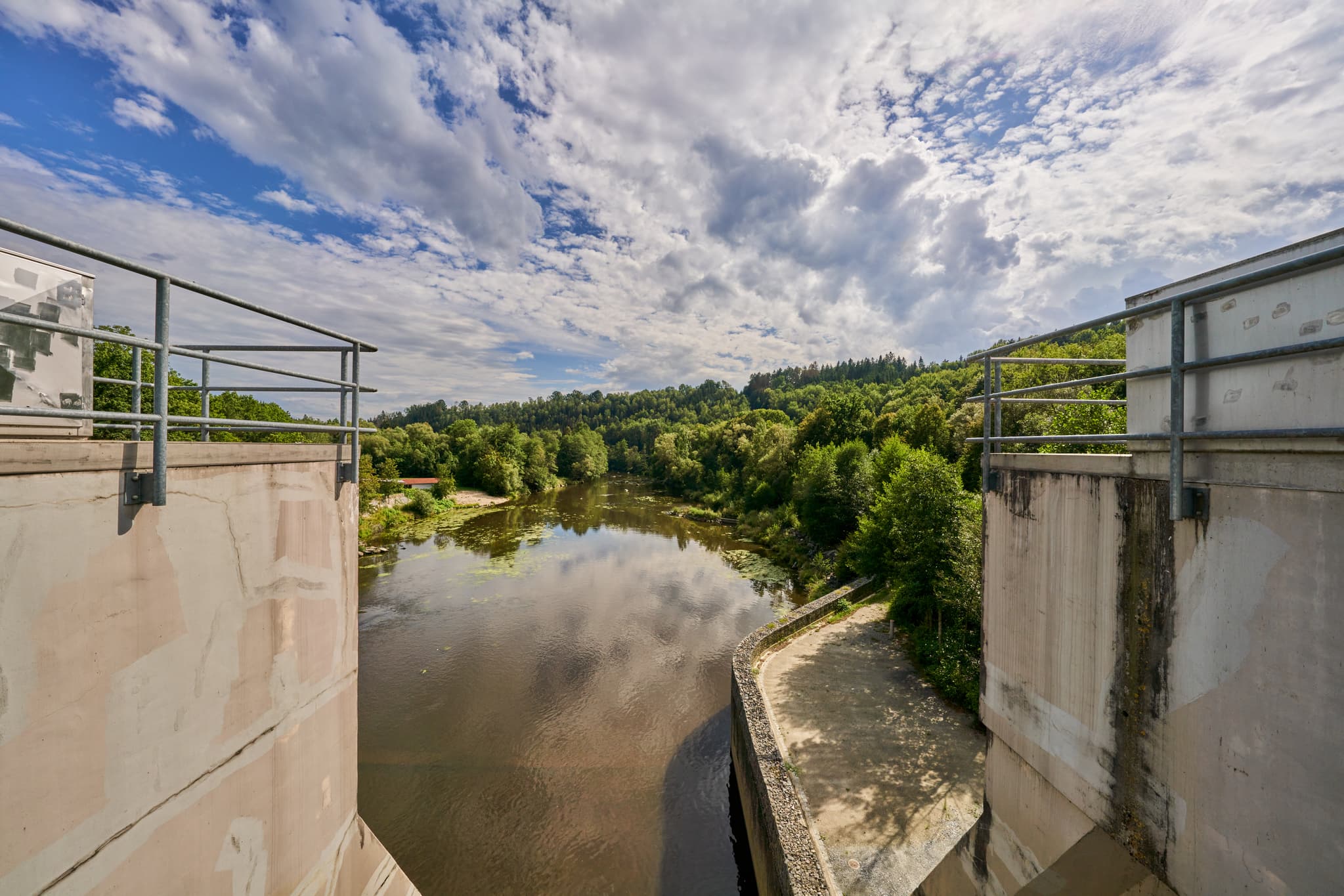 Ilz Stausee Oberilzmuhle, Passau, Bayerischer Wald - Ilz Stausee Oberilzmuhle bei Passau in Niederbayern, Bayerischer Wald, Deutschland. Beeindruckende Naturlandschaft am Fluss Ilz.