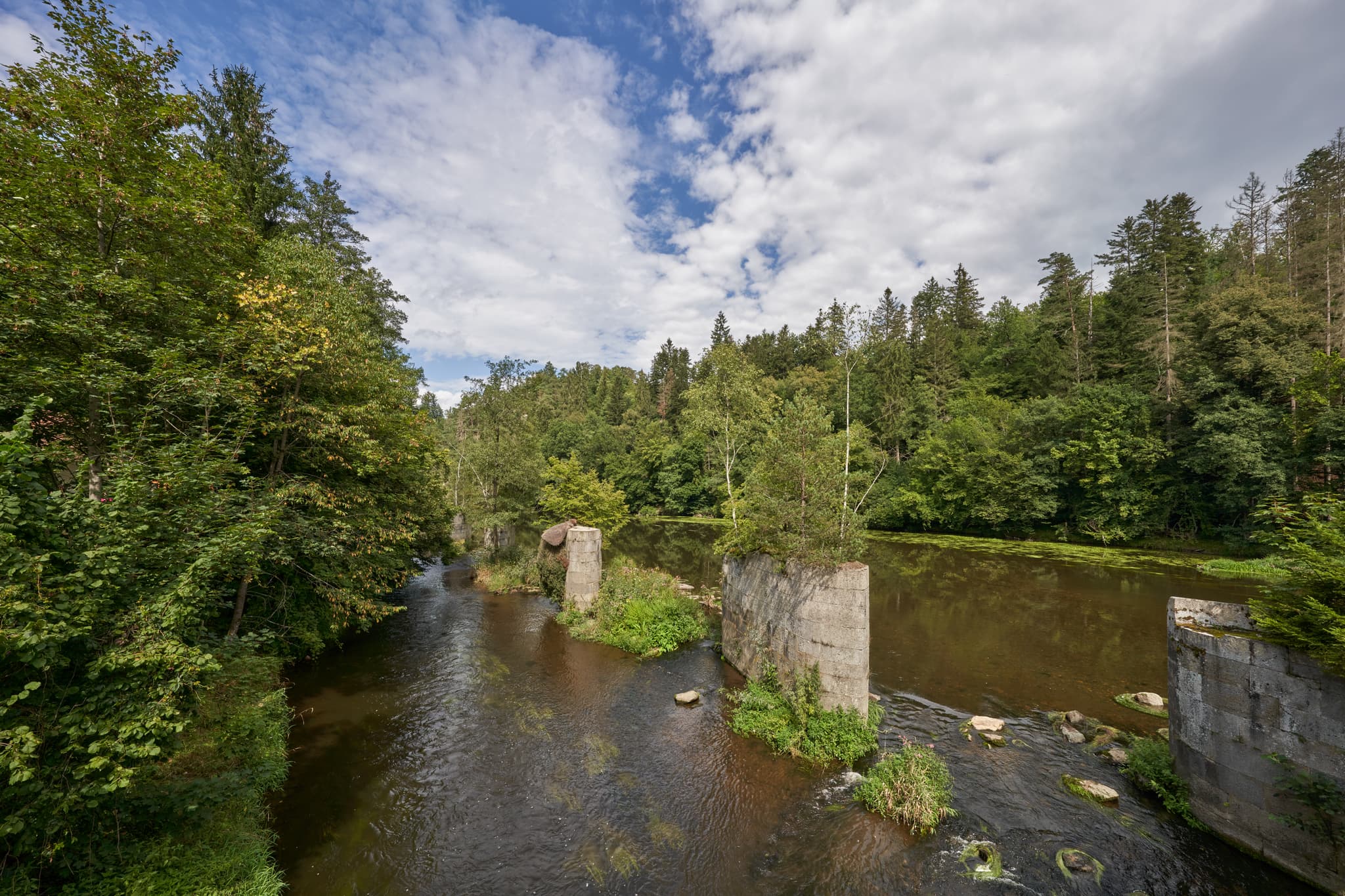 Ilz Triftsperre bei Passau: Niederbayern, Bayerischer Wald - Die Ruinen der Ilz Triftsperre in Passau, Niederbayern, Deutschland. Ein malerischer Ort im Bayerischen Wald. Entdecken Sie die Schönheit dieser Region.