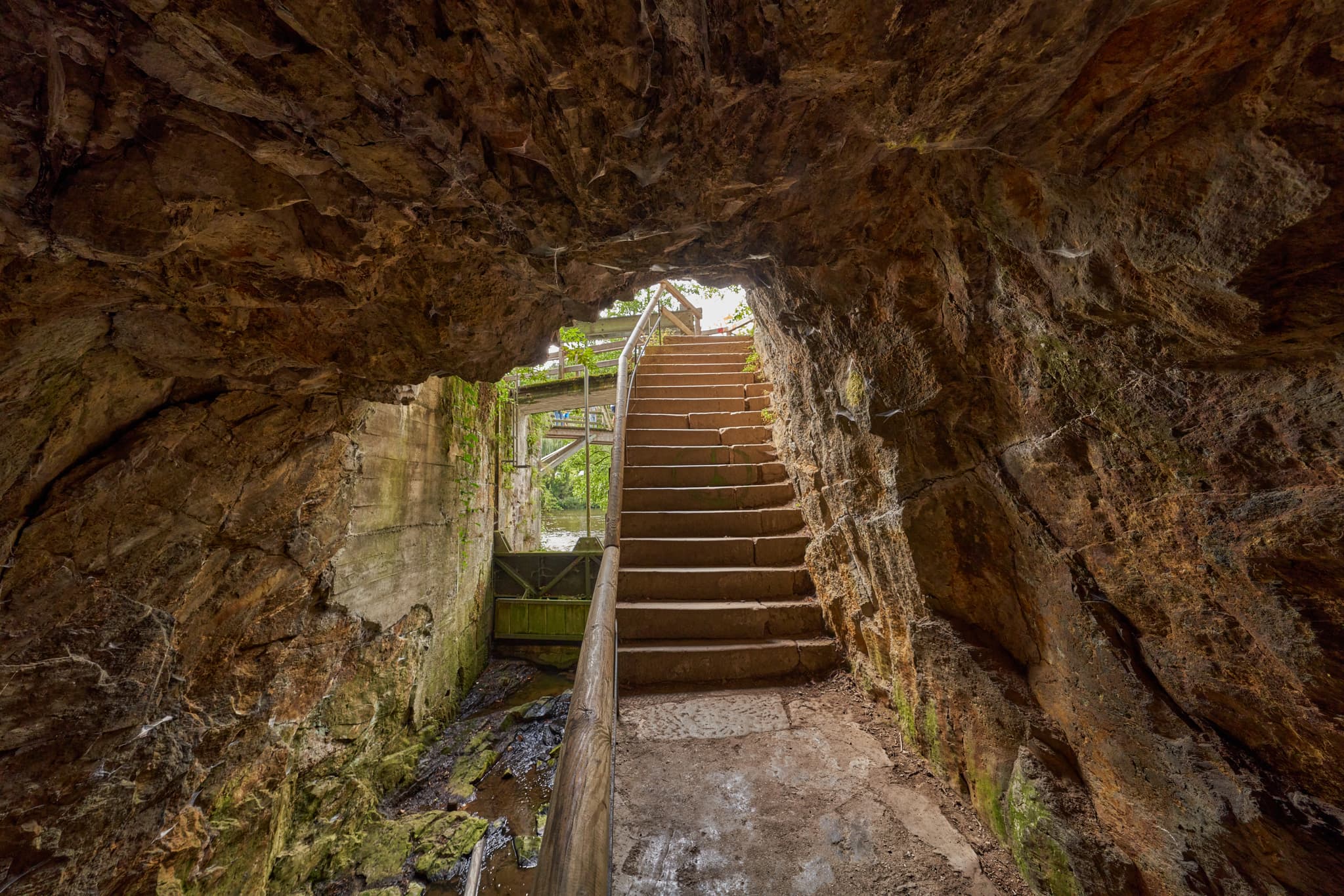 Ilz Triftsperre Tunnel Treppe, Passau, Niederbayern - Steinernen Treppe im Ilz Triftsperre Tunnel bei Passau, Niederbayern. Bayerischer Wald, Deutschland. Historischer Ort mit einzigartiger Atmosphäre.