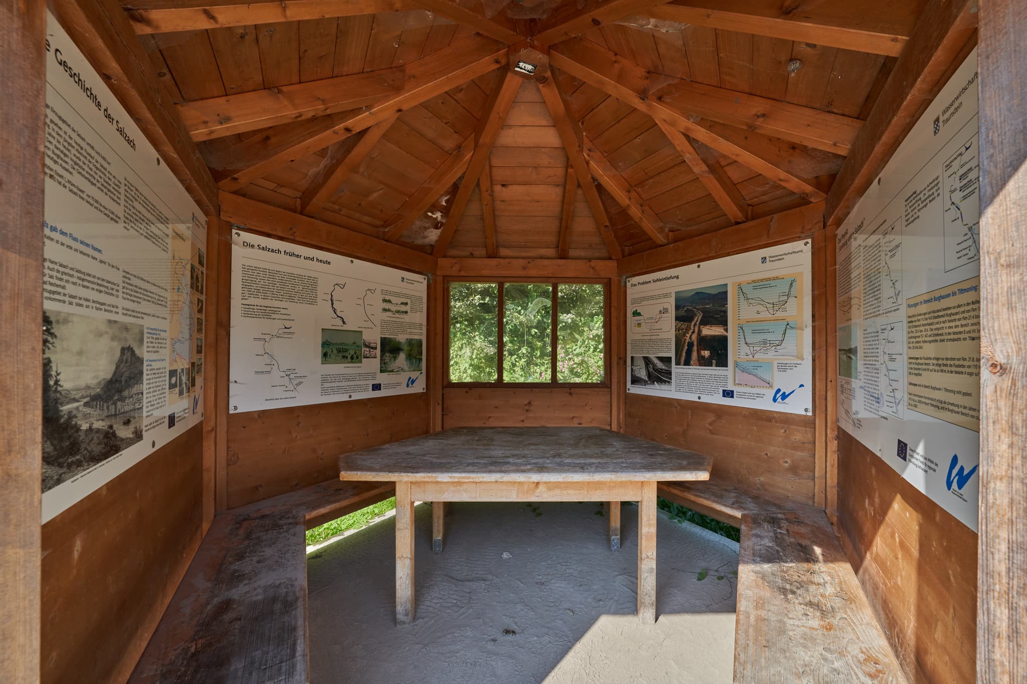 Informationshütte an der Salzach, Raitenhaslach, Altötting - Informationshütte an der Salzach bei Raitenhaslach, Burghausen, Landkreis Altötting, Oberbayern, Inn-Salzach. Die Hütte bietet Informationen über die Umgebung.