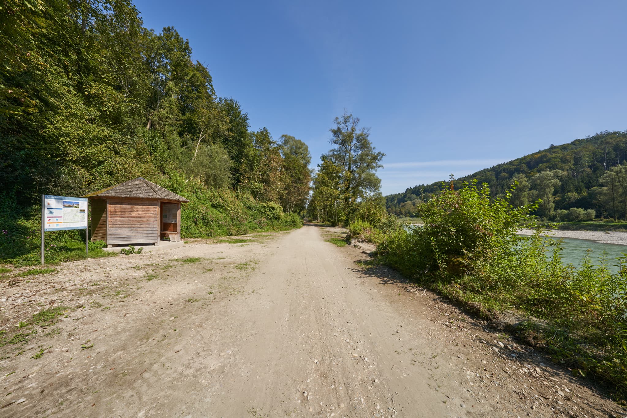 Informationshütte, Salzach bei Raitenhaslach, Altötting - Bild einer Informationshütte an der Salzach bei Raitenhaslach in der Gemeinde Burghausen, Landkreis Altötting, Regierungsbezirk Oberbayern, Region Inn-Salzach.