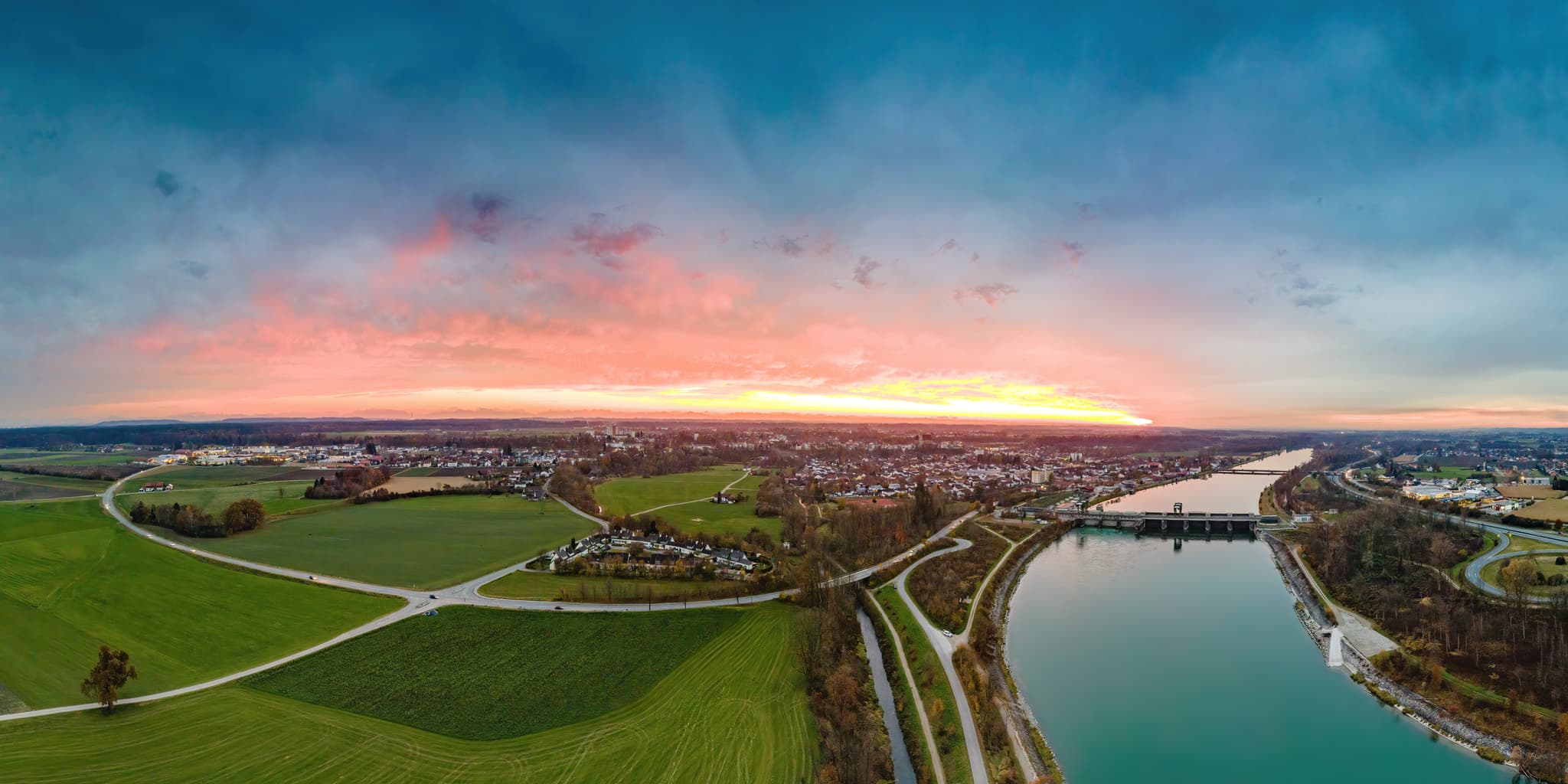 Inn am Abend, Neuötting, AÖ, Oberbayern, Inn-Salzach - Panoramablick Inn bei Neuötting, Altötting, Oberbayern. Inn-Salzach, Deutschland. Fluss, Felder und Ort unter beeindruckendem Abendhimmel. Ruhige Landschaft.