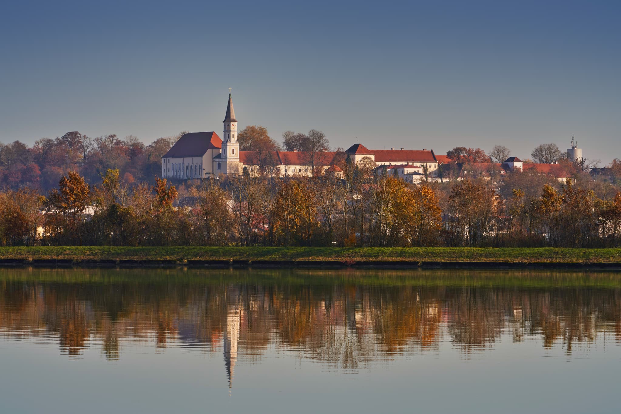 Inn Aussicht Ranshofen, Kirchdorf, Rottal, Niederbayern - Aussicht nach Ranshofen von Kirchdorf am Inn, Rottal-Inn, Niederbayern. Der Fluss Inn spiegelt die herbstliche Landschaft unter klarem Himmel wider.