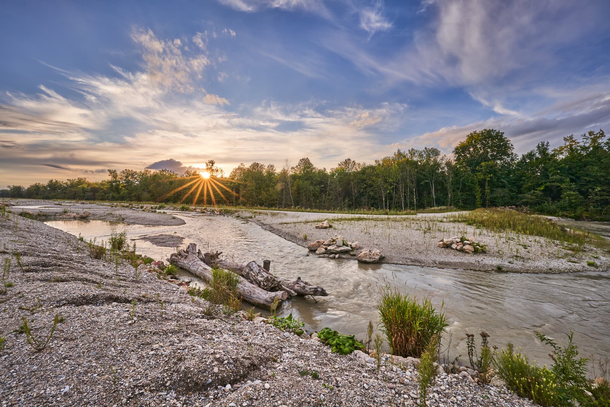 Inn Fischwanderhilfe, Ering, Rottal-Inn, Niederbayern - Die Inn Fischwanderhilfe bei Ering, Landkreis Rottal-Inn, Niederbayern. Dieser Flussabschnitt im Holzland, Deutschland, zeigt Kiesbänke, Wasser und Bäume.