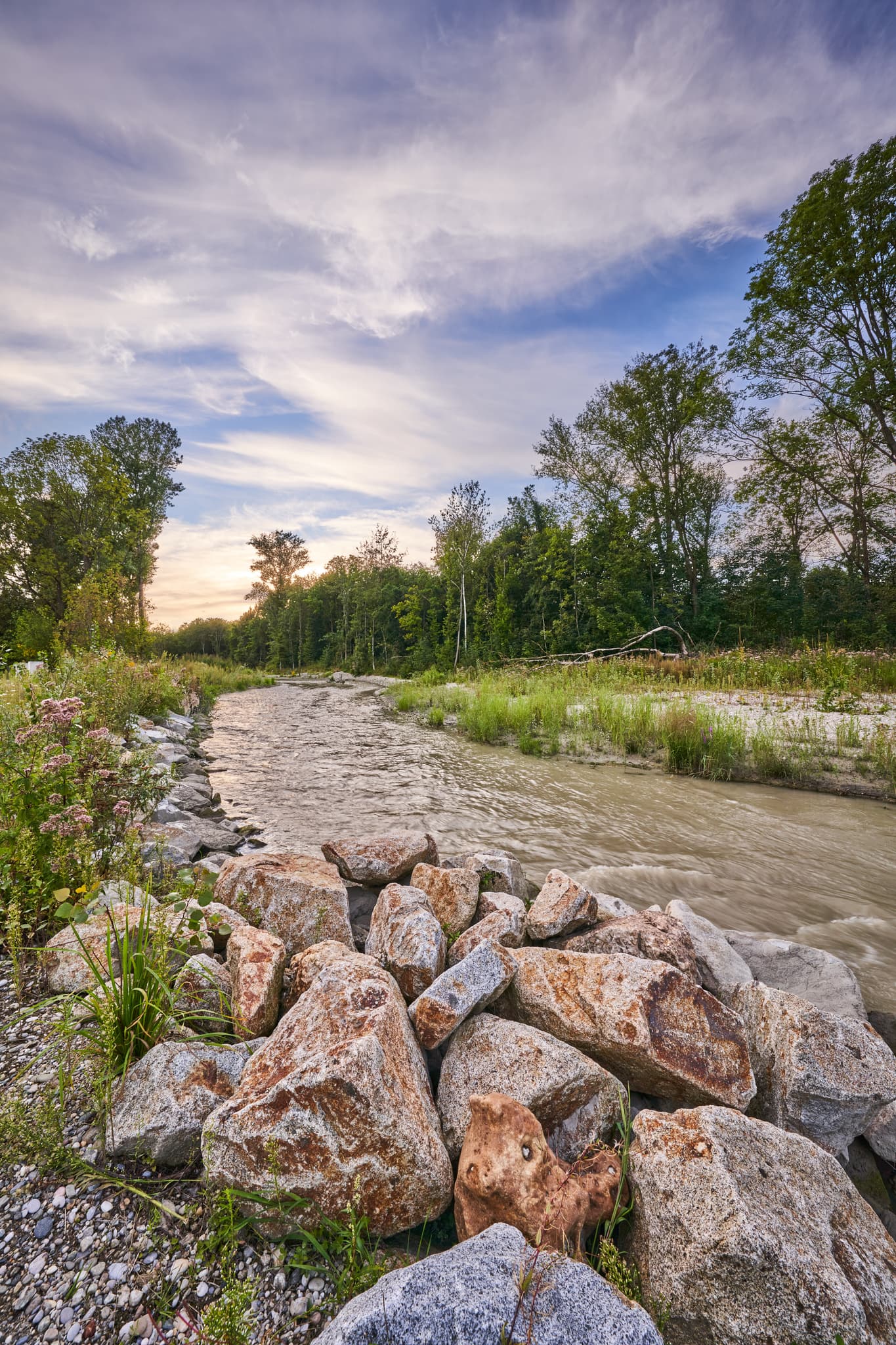 Inn Fischwanderhilfe, Ering, Rottal-Inn, Niederbayern - Fischwanderhilfe am Fluss Inn nahe Ering, Landkreis Rottal-Inn, Niederbayern. Darstellung des Flusslaufs, Ufersteine und Bäume im Bäderdreieck, Deutschland.