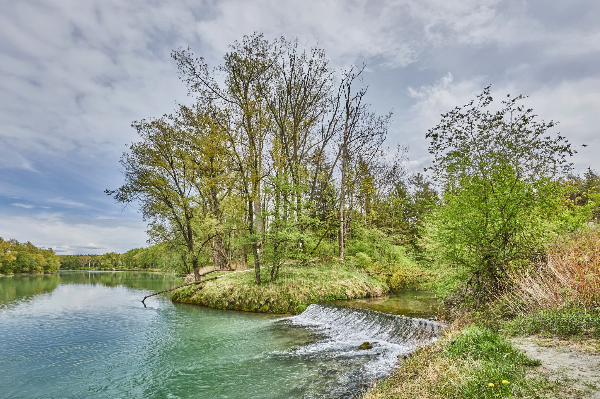 Inn Hirschbach Wasserfall Frühling, Teising, Oberbayern - Idyllischer Frühling am Inn Hirschbach Wasserfall bei Teising in Oberbayern, Inn-Salzach Region, Deutschland. Wunderschöne Naturlandschaft.