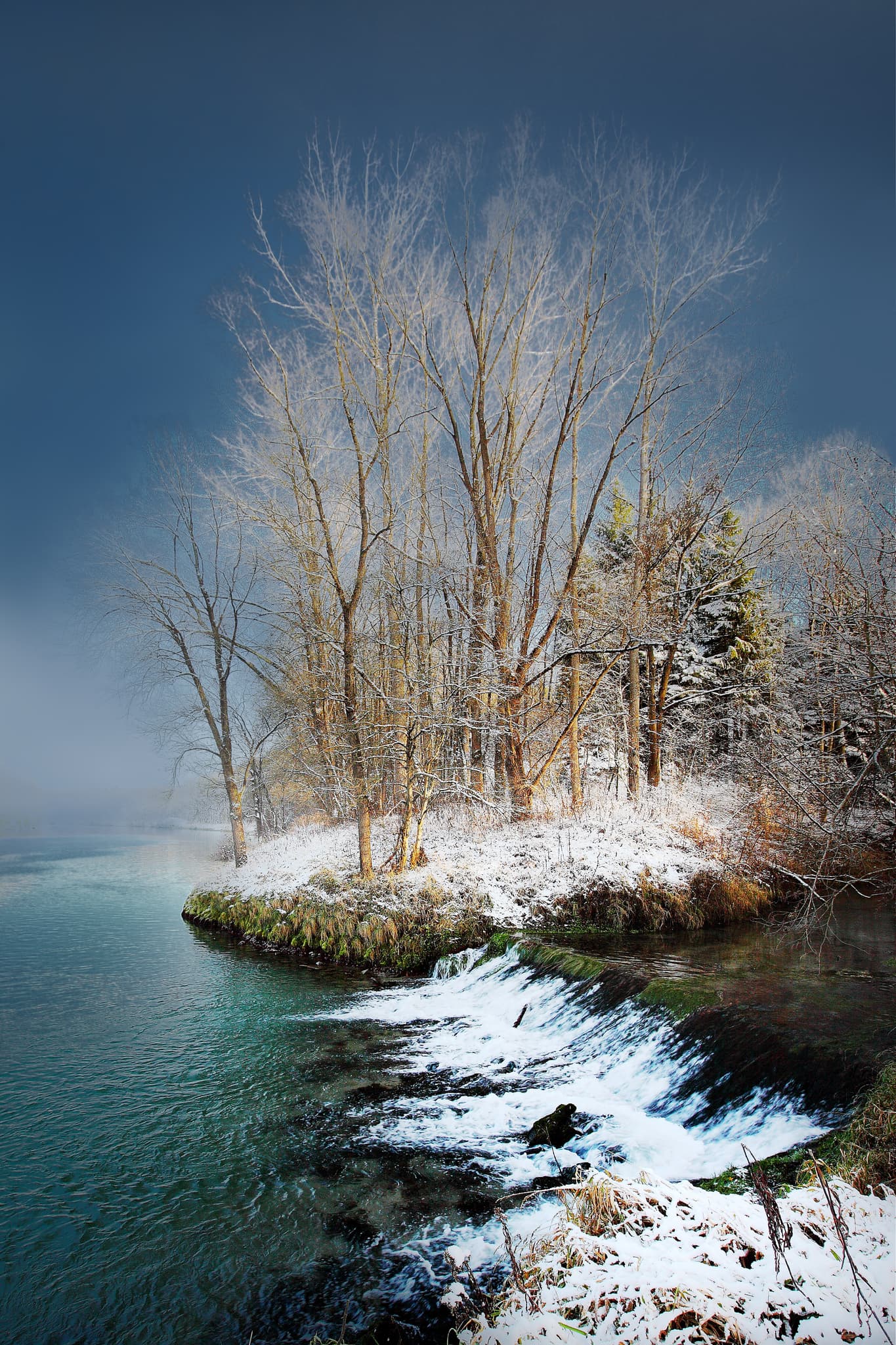 Inn Hirschbach Wasserfall Frühling, Teising, Oberbayern - Frühlingshafte Idylle am Inn-Wasserfall in der Inn-Au bei Teising, Landkreis Altötting, Oberbayern, Inn-Salzach Region, Deutschland, Naturlandschaft.