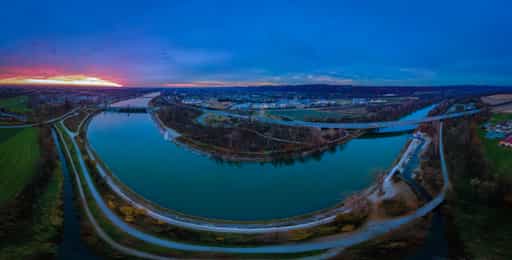 Inn-Kraftwerk, A94 am Abend in Neuötting, Oberbayern