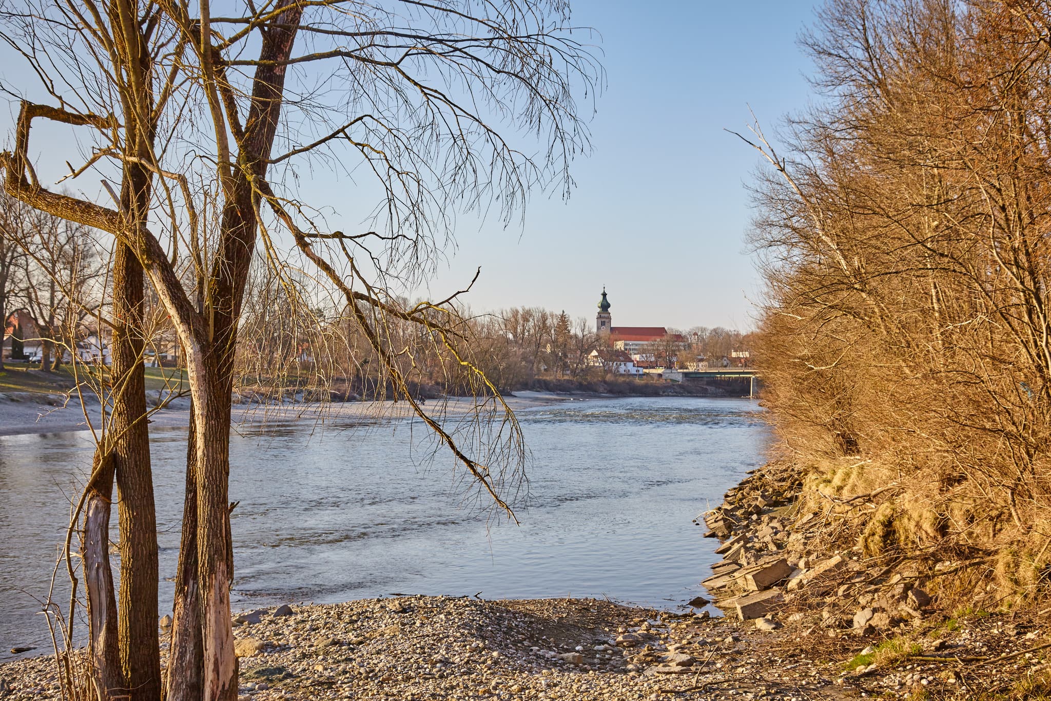 Inn, Landschaft Sauloch, Mühldorf, Oberbayern, Inn-Salzach - Blick auf die Inn Landschaft bei Mühldorf am Inn in Oberbayern, Deutschland. Das Sauloch bietet eine schöne Aussicht und den Startpunkt für Wanderer.