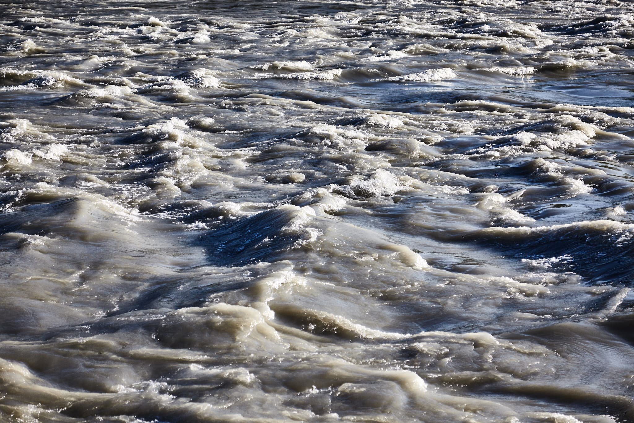 Innabschnitt bei Mühldorf am Inn, Detail Strömung - Detailansicht der Oberfläche des Inns mit wogendem Wasser in Mühldorf am Inn, Oberbayern. Diese dynamische Flusslandschaft prägt die Region Inn-Salzach.
