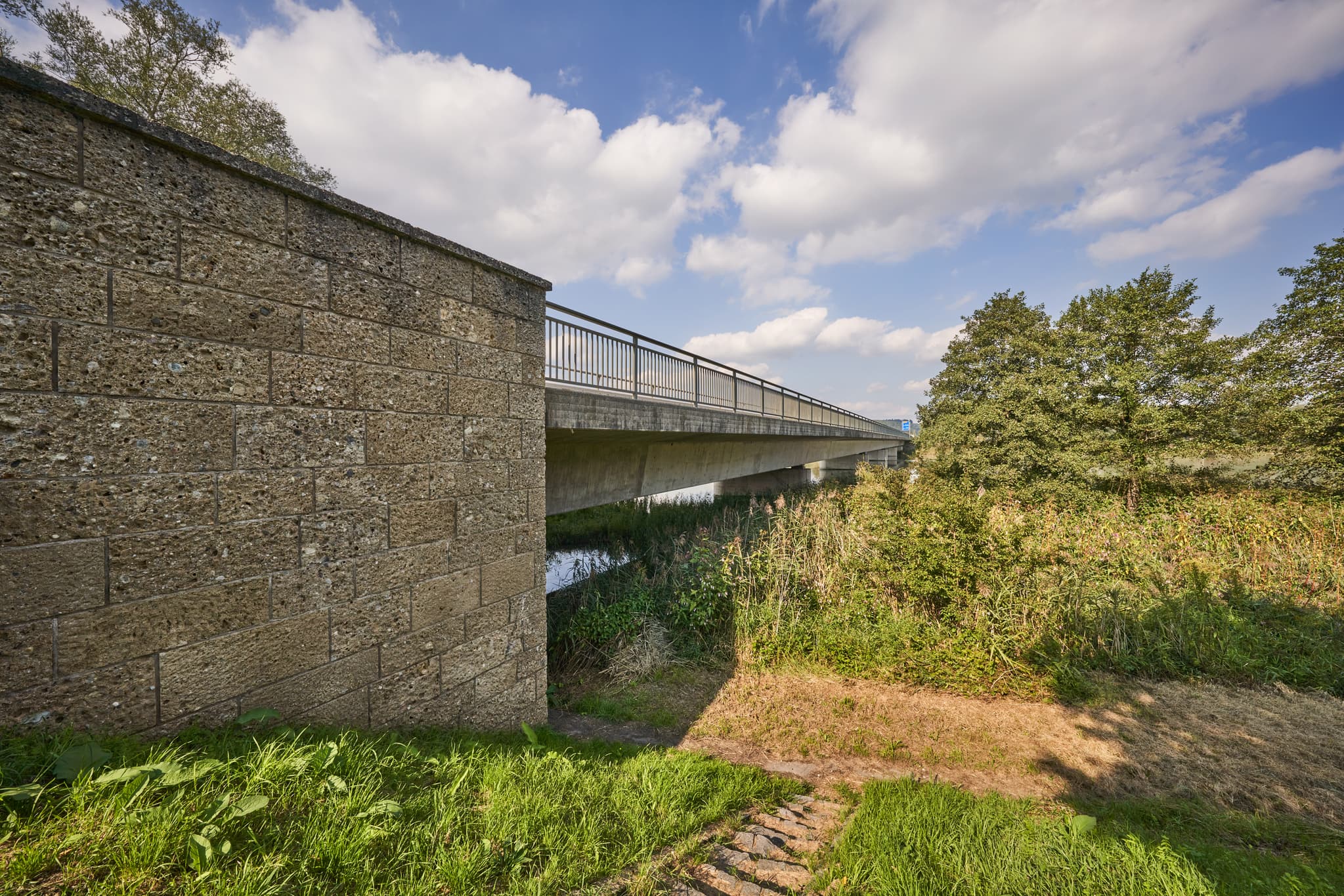 Innbrücke B299, Altötting (AÖ), Oberbayern, Inn-Salzach - B299 Innbrücke in Altötting, Landkreis Altötting, Oberbayern, Deutschland, Natur, Wanderweg, Radweg.