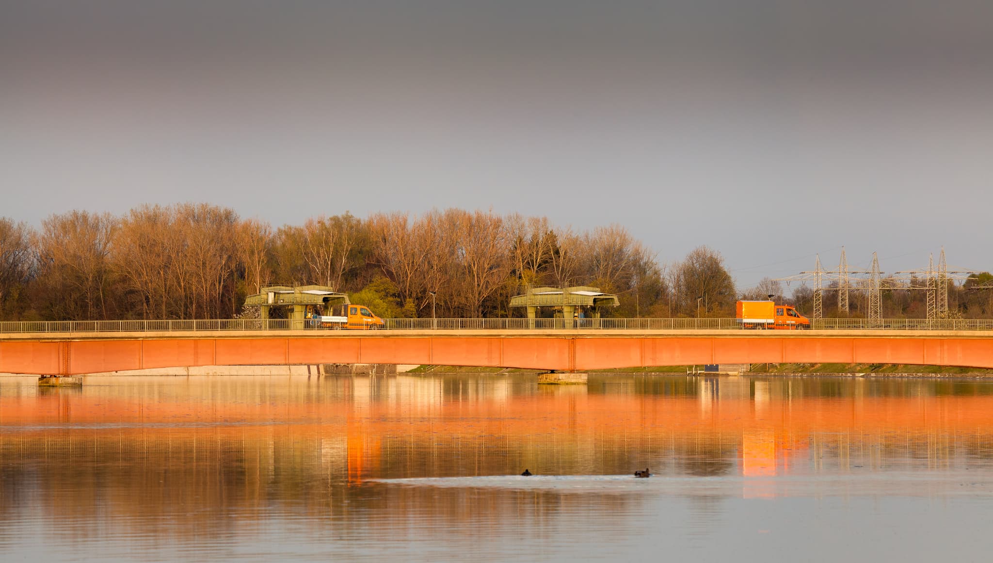Innbrücke mit Kraftwerk, Neuötting, Altötting, Oberbayern - Die Innbrücke mit Kraftwerk in Neuötting, Altötting, Oberbayern, Deutschland. Brücke mit Fahrzeugen über den Inn. Typische Landschaft der Inn-Salzach Region.