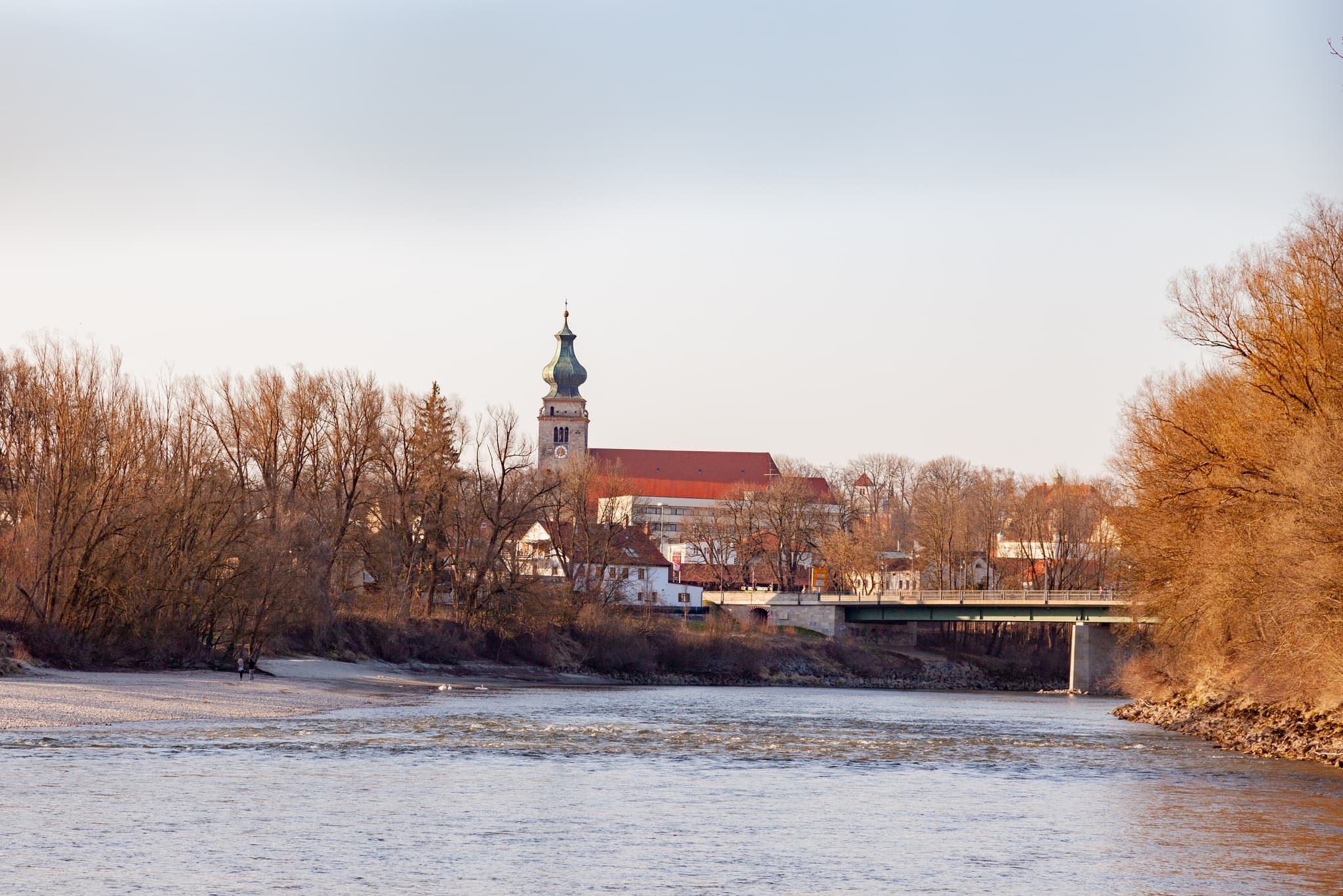 Innbrücke vom Sauloch mit Kirche, Landschaft, Mühldorf - Inn-Landschaft bei Mühldorf am Inn, Oberbayern. Bäume am Ufer, Brücke. Eine typische Ansicht der Inn-Salzach Region.
