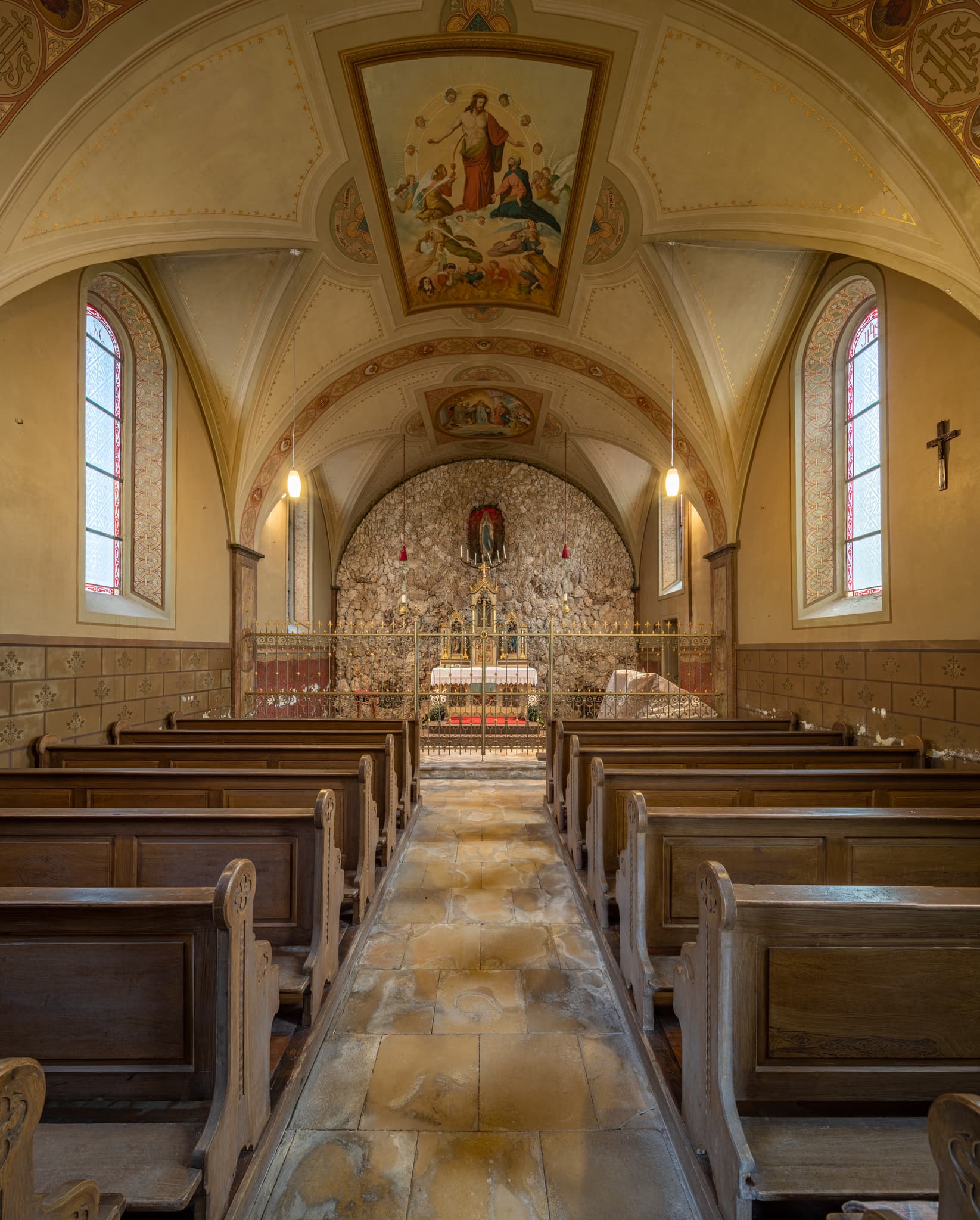 Innenansicht Friedhofskapelle Haag, Mühldorf am Inn - Innenansicht der Friedhofskapelle in Haag, Landkreis Mühldorf am Inn, Oberbayern. Teil der Region Inn-Salzach. Zeigt Altar, Kirchenbänke und Deckenmalerei.