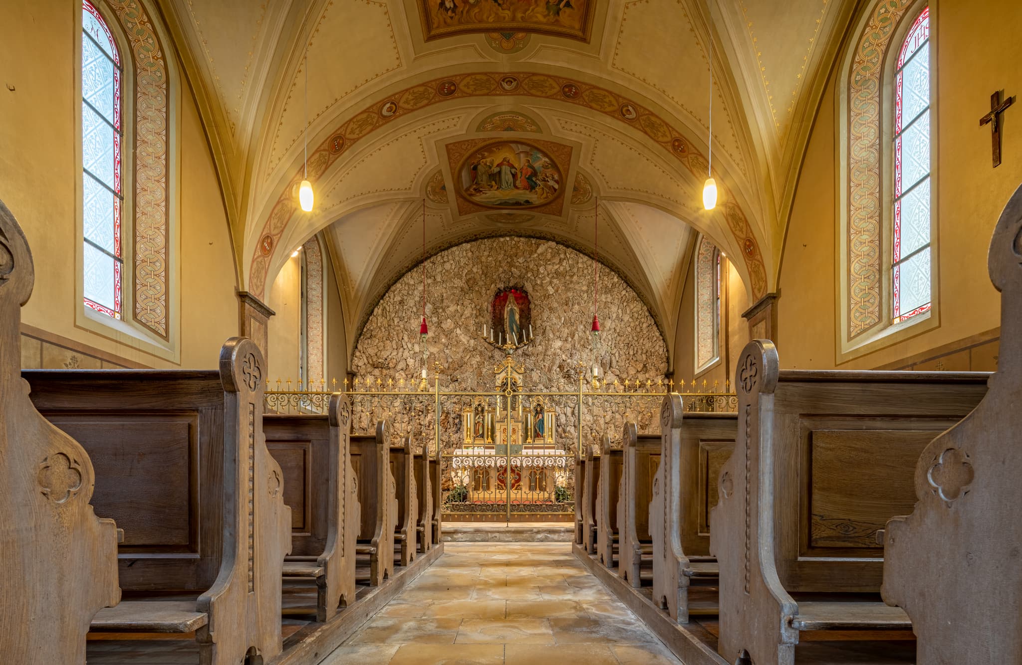 Innenansicht Friedhofskapelle Haag, Mühldorf am Inn - Innenansicht der Friedhofskapelle in Haag, Landkreis Mühldorf am Inn, Oberbayern. Teil der Region Inn-Salzach. Zeigt Altar, Kirchenbänke und Deckenmalerei.