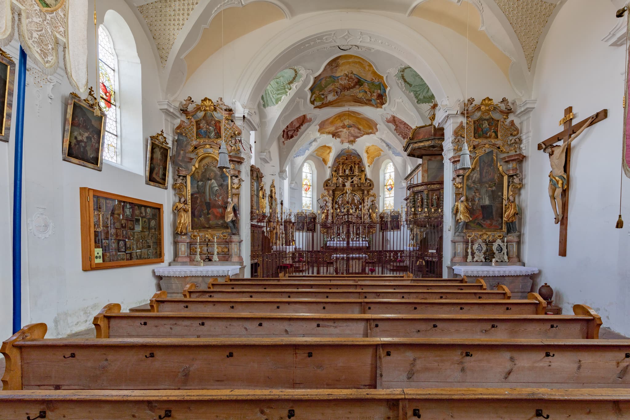 Innenansicht Kirche Schildthurn, PAN, Niederbayern, Holzland - Altaransicht der Kirche in Schildthurn, Zeilarn, Rottal-Inn, Niederbayern. Das barocke Kirchenschiff zeigt Holzgestühl, Altar, Kanzel und reiche Verzierungen.