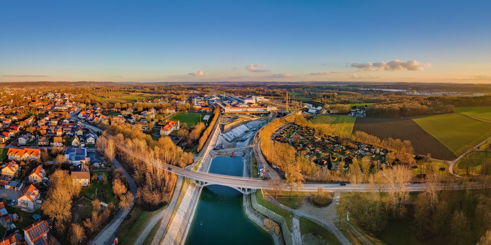 Innkanal Baustelle Töging, Altötting, Inn-Salzach - Panoramabild des Innkanals mit Verbund Baustelle in Töging am Inn. Gelegen im Landkreis Altötting, Oberbayern, Region Inn-Salzach, Deutschland.