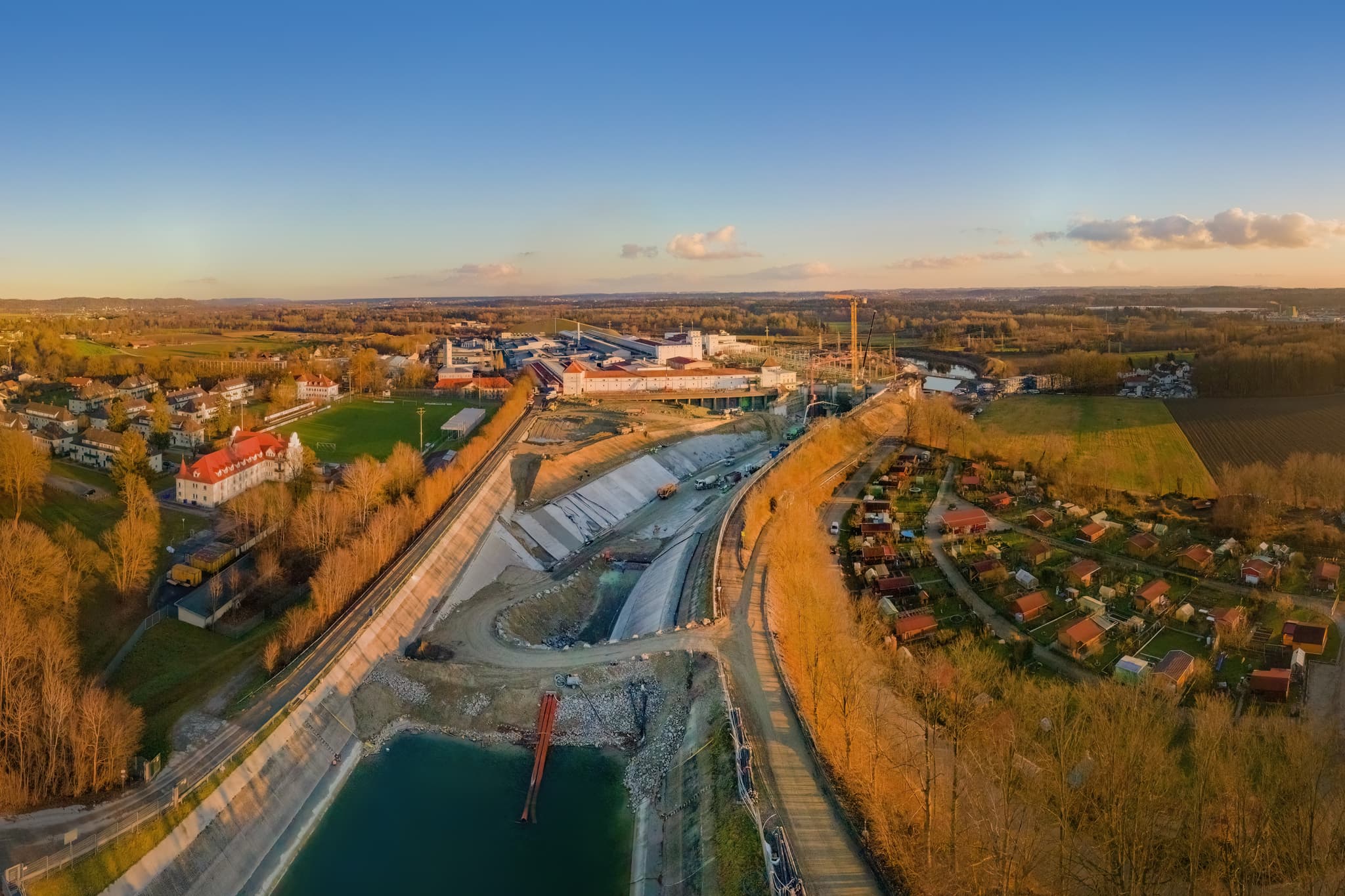Innkanal Verbund Baustelle Töging am Inn, Inn-Salzach - Luftbild der Innkanal Verbund Baustelle in Töging am Inn, Landkreis Altötting, Oberbayern, Deutschland. Einblicke in die Bauarbeiten der Inn-Salzach Region.