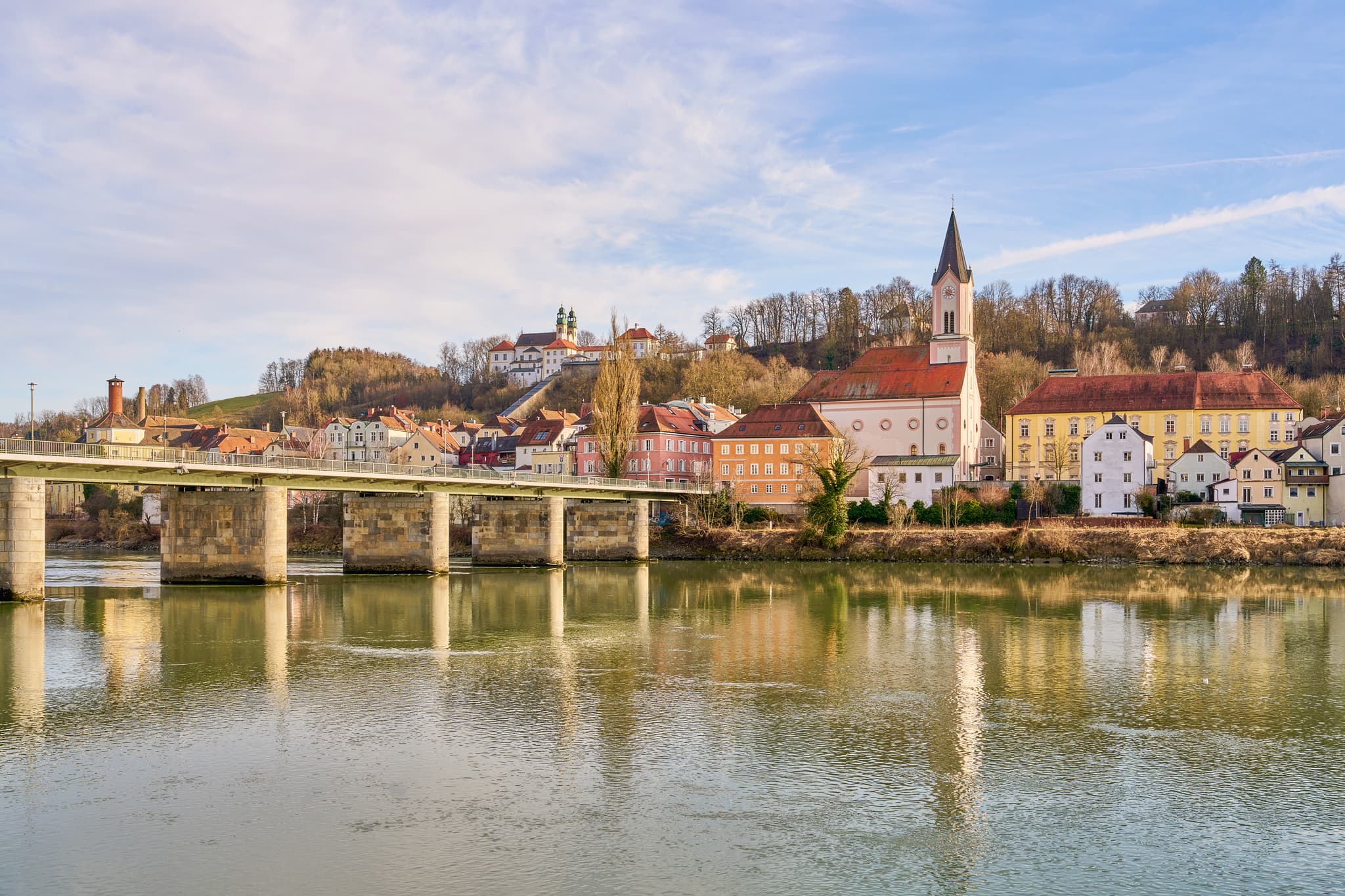 Innpromenade Blick zur Innstadt, Passau, Niederbayern - Aussicht auf die Innpromenade und die Innstadt in Passau, Niederbayern. Entdecke die Schönheit der Domstadt und eine der schönsten Städtetouren in Deutschland.