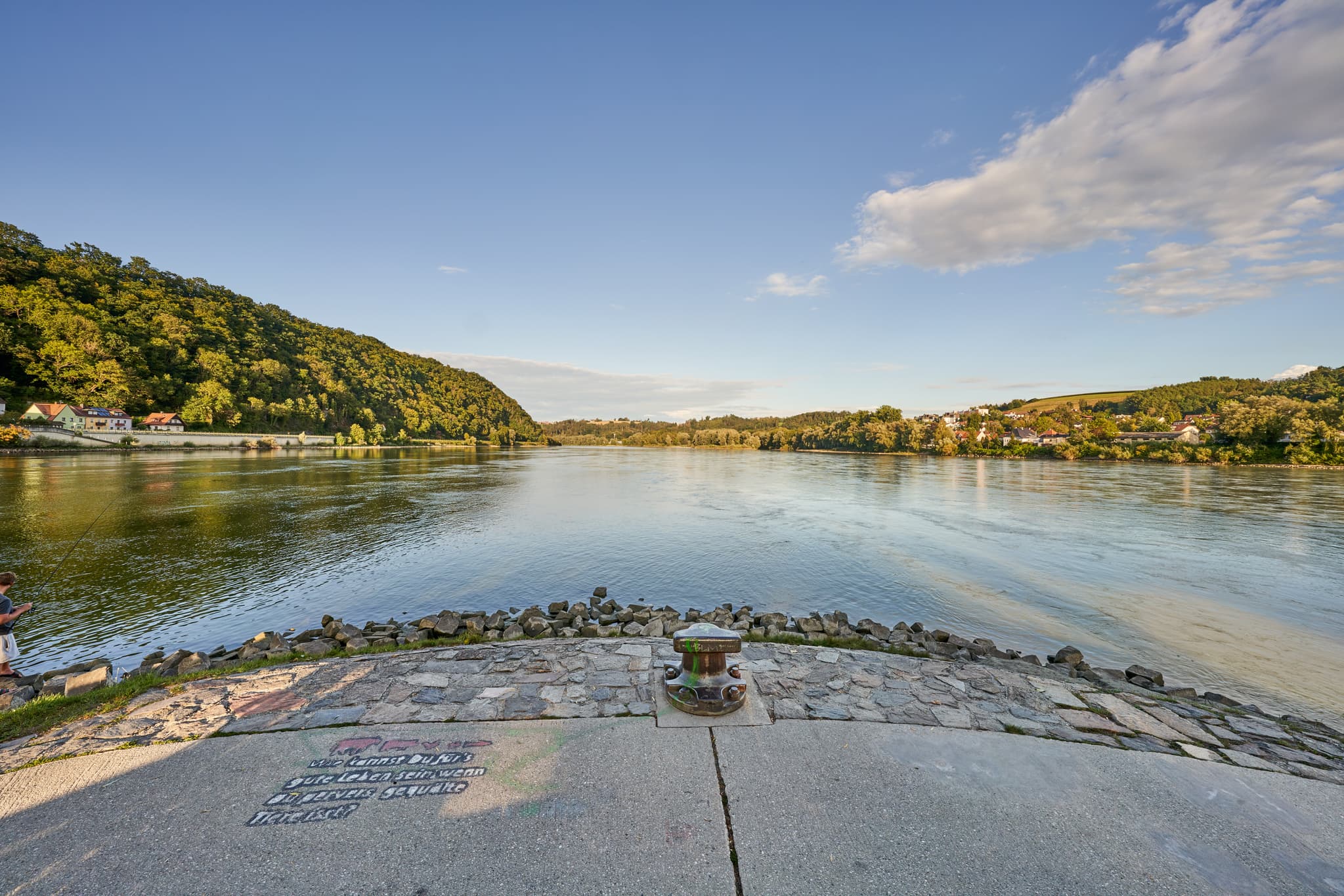 Innpromenade Blick zur Innstadt, Passau, Niederbayern - Das Dreiflüsseeck in Passau, Niederbayern, Bayern, Deutschland zeigt die Mündung von Inn und Donau, Ein Tourismusziel mit toller Aussicht.