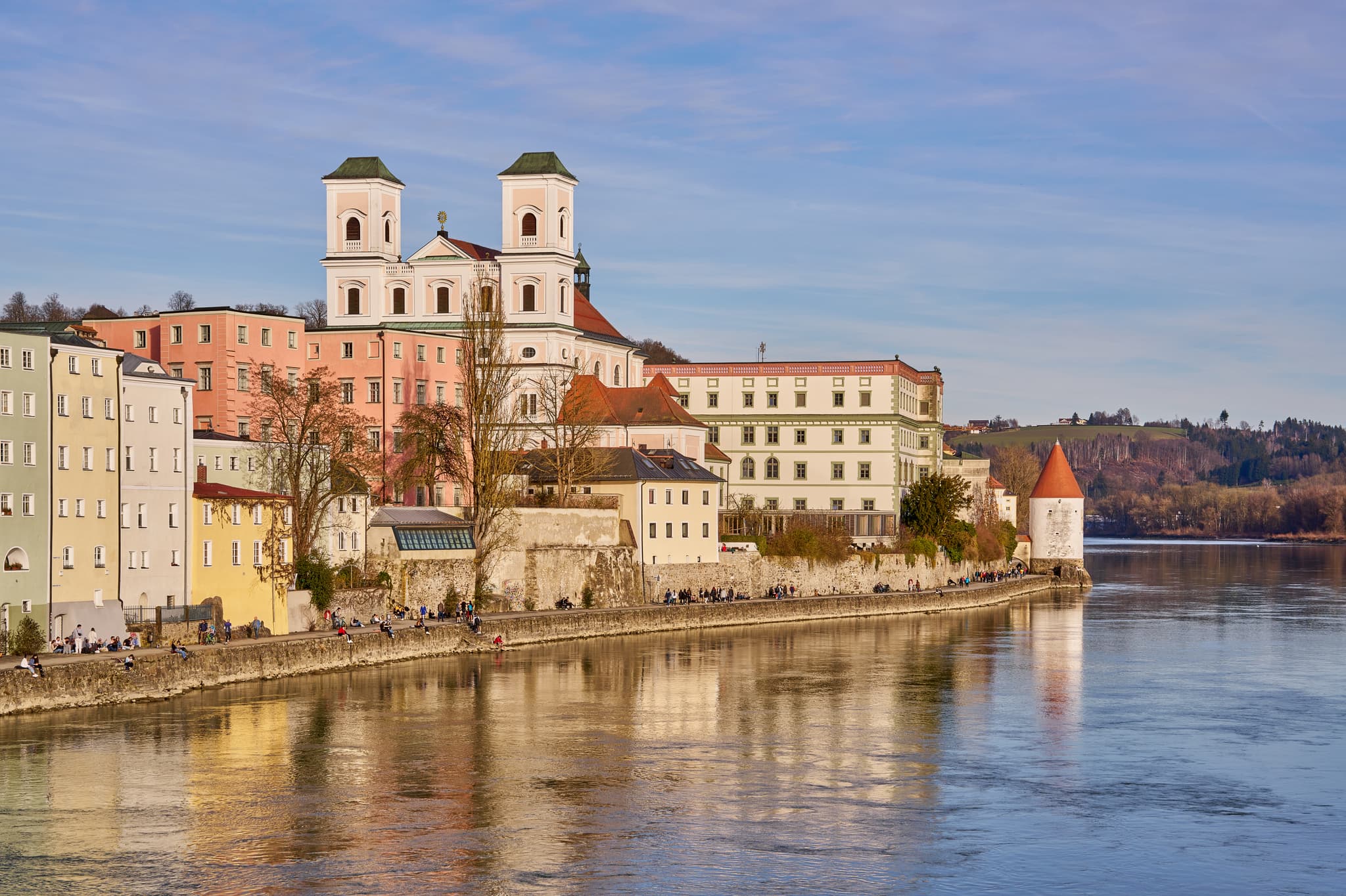 Innpromenade Passau, Niederbayern: Passauer Dom, Schaiblings - Entdecken Sie die malerische Innpromenade in Passau, Niederbayern, Deutschland.  Besuchen Sie die historische Altstadt am Inn, Passauer Dom,
