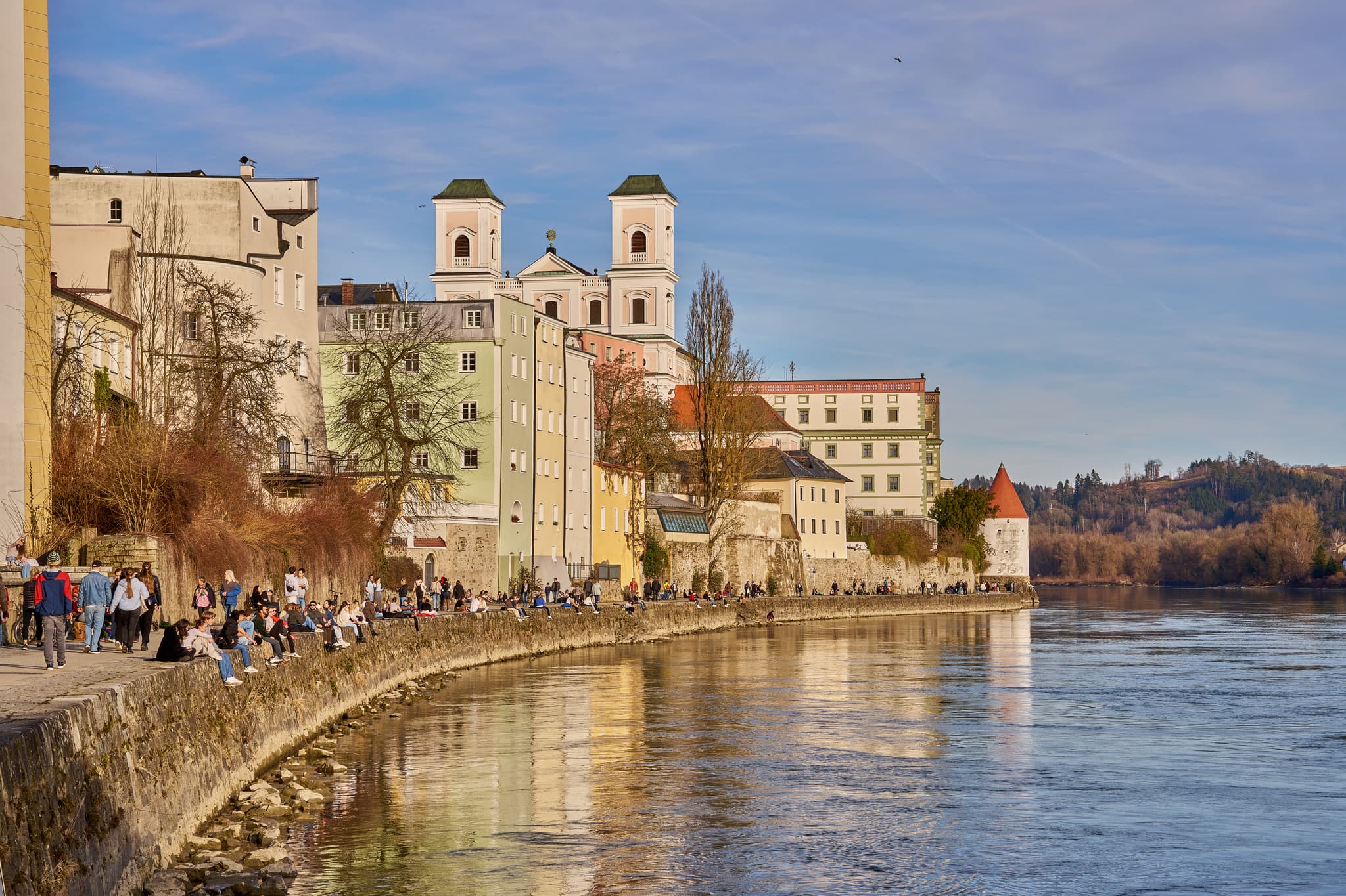 Innpromenade Passau, Niederbayern: Stadtbummel am Fluss Inn - Erleben Sie die Schönheit der Innpromenade in Passau, Niederbayern, Deutschland. Historische Gebäude, der Fluss Inn und die malerische Altstadt erwarten Sie.