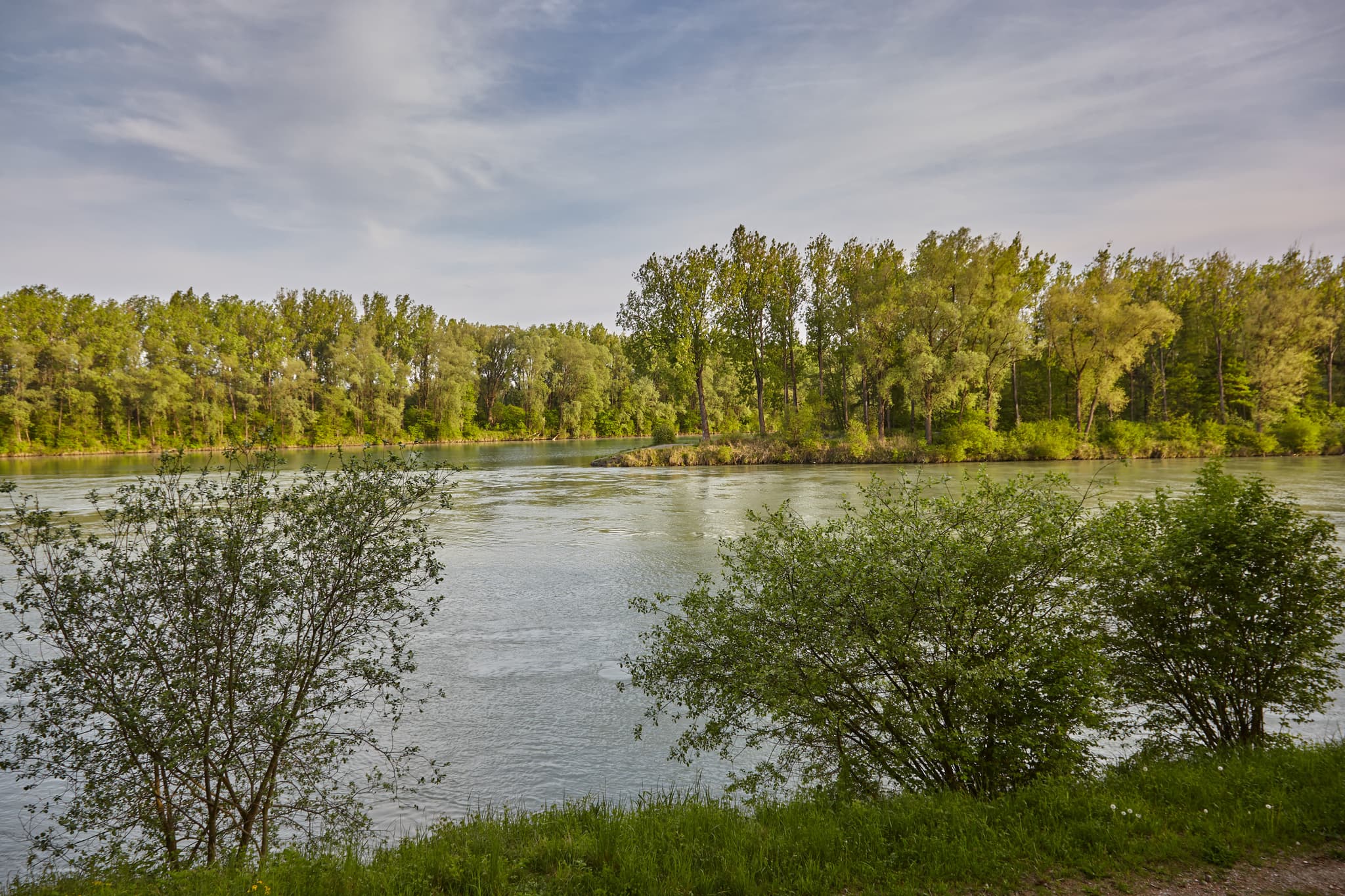 Innspitz Innkanal und Inn, Töging am Inn, Inn-Salzach - Landschaftsbild des Innspitzes bei Töging am Inn, Landkreis Altötting, Oberbayern. Die idyllische Szene zeigt den Zusammenfluss von Innkanal und Inn.