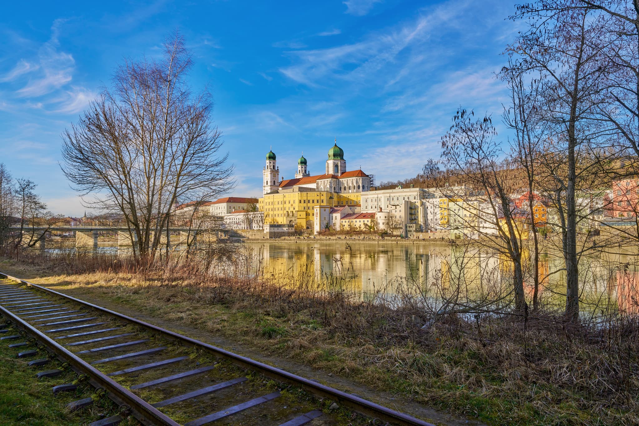 Innstadt an der Bahnlinie am Inn, Passau, Niederbayern - Foto von Innstadt entlang der Bahnlinie am Inn in Passau, Landkreis Passau, Niederbayern, Bayern, Deutschland. Inn-Salzach Region.