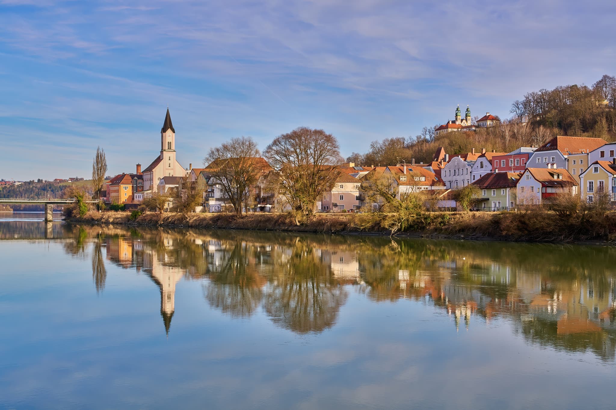 Innstadt Passau: Panoramablick Niederbayern, Inn-Salzach - Idyllische Innstadt in Passau, Niederbayern. Wunderschönes Panorama am Inn mit Spiegelungen. Region Inn-Salzach, Deutschland.