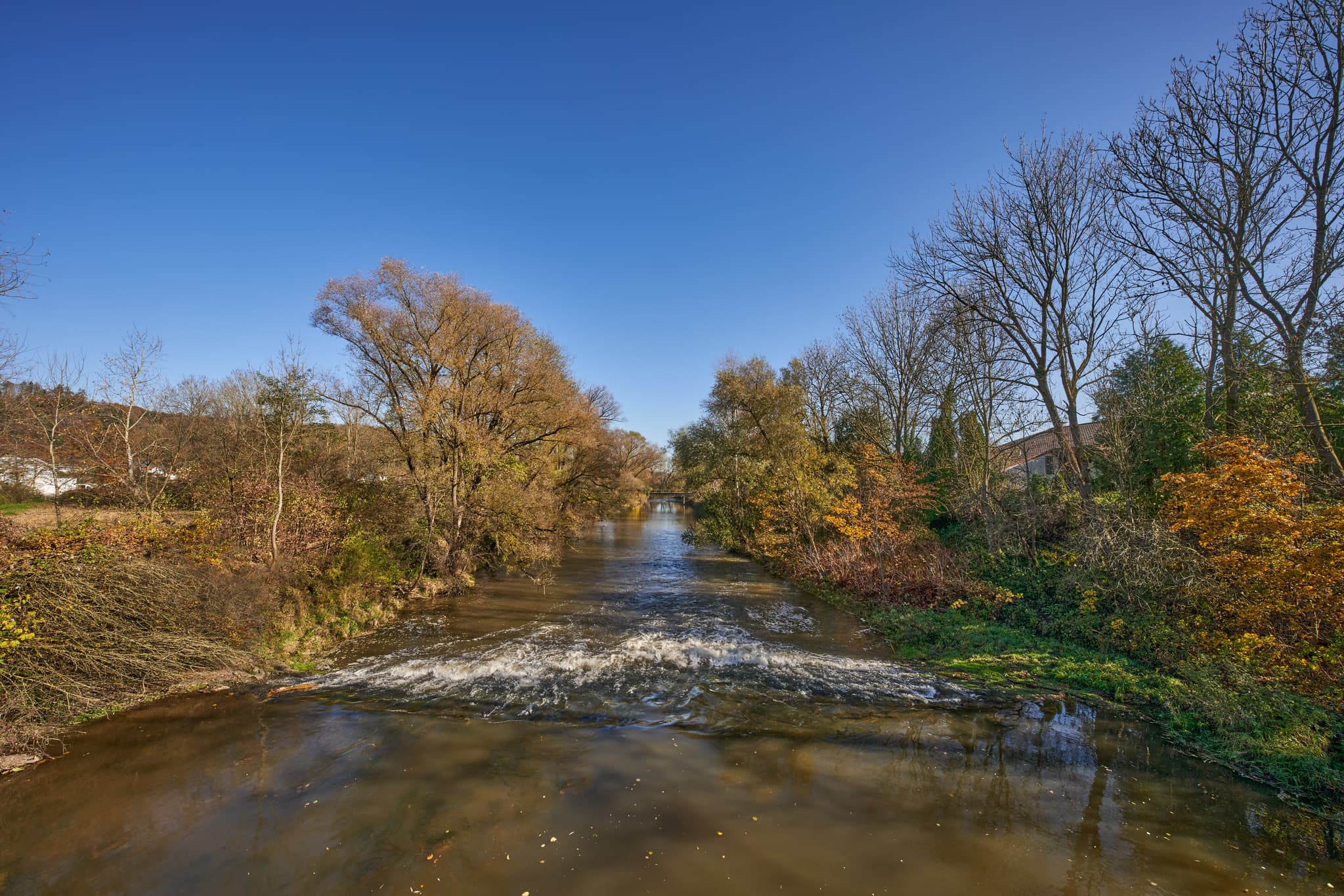 Isen Brücke Erharting, Mühldorf, Oberbayern, Inn-Salzach - Idyllische Isen Brücke in Erharting, Landkreis Mühldorf am Inn, Oberbayern, Region Inn-Salzach, Deutschland. Eine malerische Flusslandschaft im Herbst.