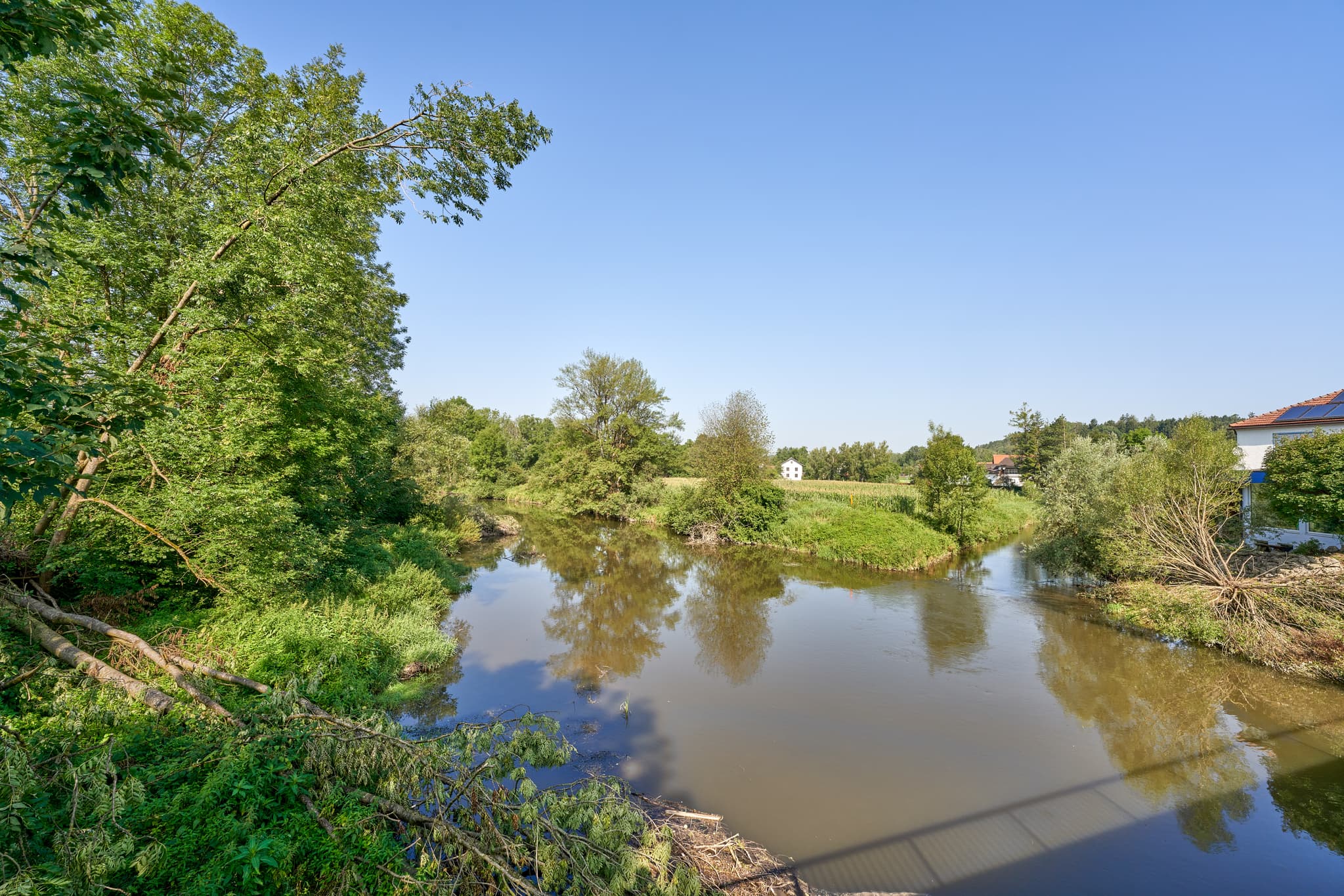 Isen Brücke Aussicht Erharting, Mühldorf am Inn, Oberbayern - Idyllische Isen Brücke Aussicht in Erharting, Landkreis Mühldorf am Inn, Oberbayern, Deutschland. Malerische Inn-Salzach Landschaft mit Fluss und viel Grün.
